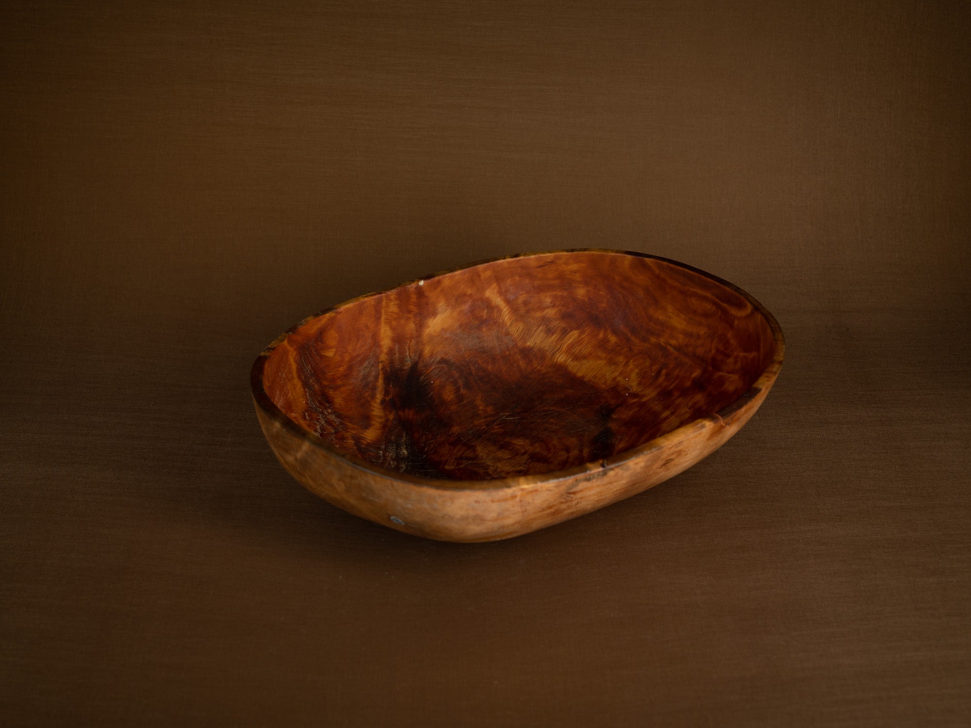 Coupe paysanne monoxyle en broussin de bouleau, Suède (1892)..Peasant birch burl bowl, Sweden (1892)