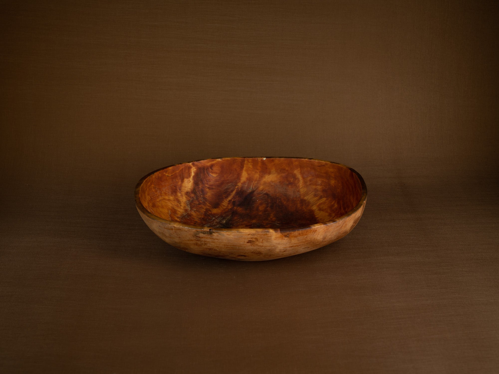 Coupe paysanne monoxyle en broussin de bouleau, Suède (1892)..Peasant birch burl bowl, Sweden (1892)
