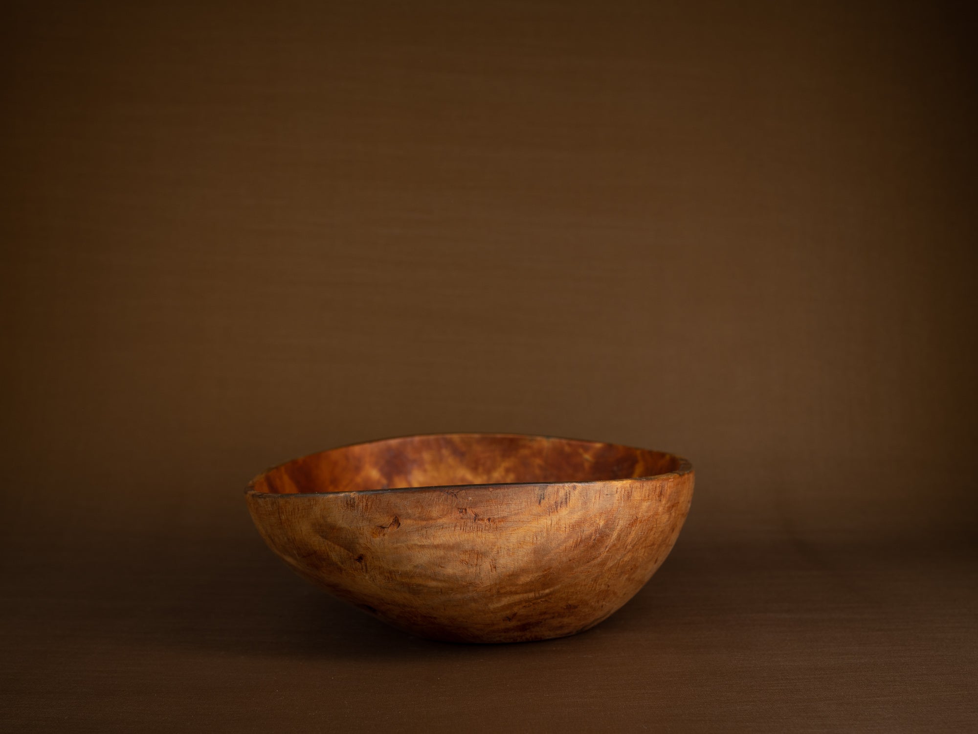 Coupe paysanne monoxyle en broussin de bouleau, Suède (1892)..Peasant birch burl bowl, Sweden (1892)