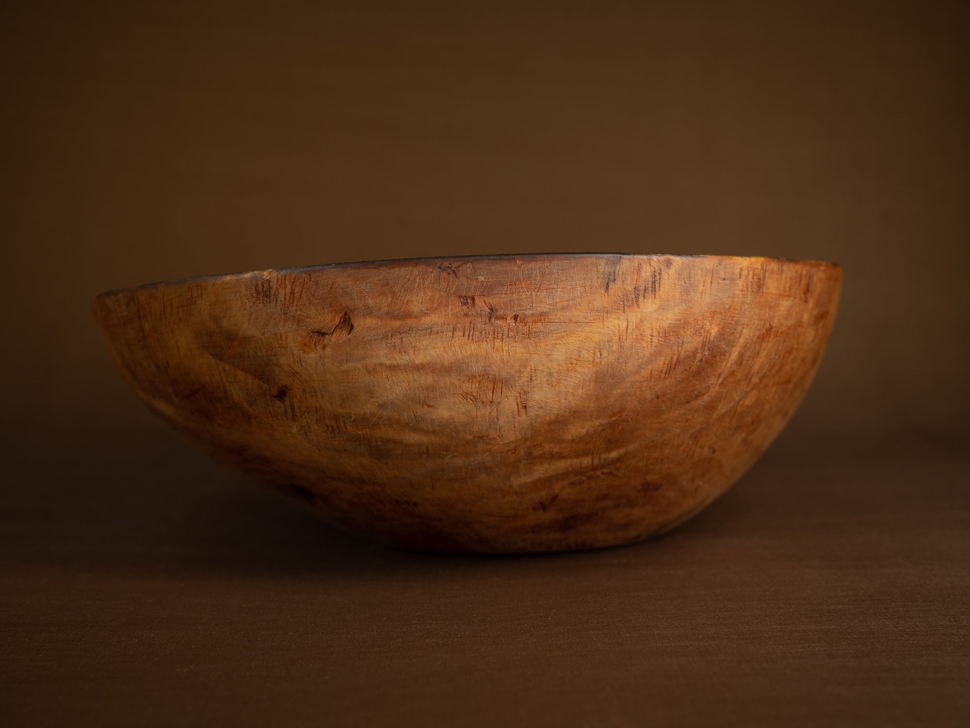 Coupe paysanne monoxyle en broussin de bouleau, Suède (1892)..Peasant birch burl bowl, Sweden (1892)
