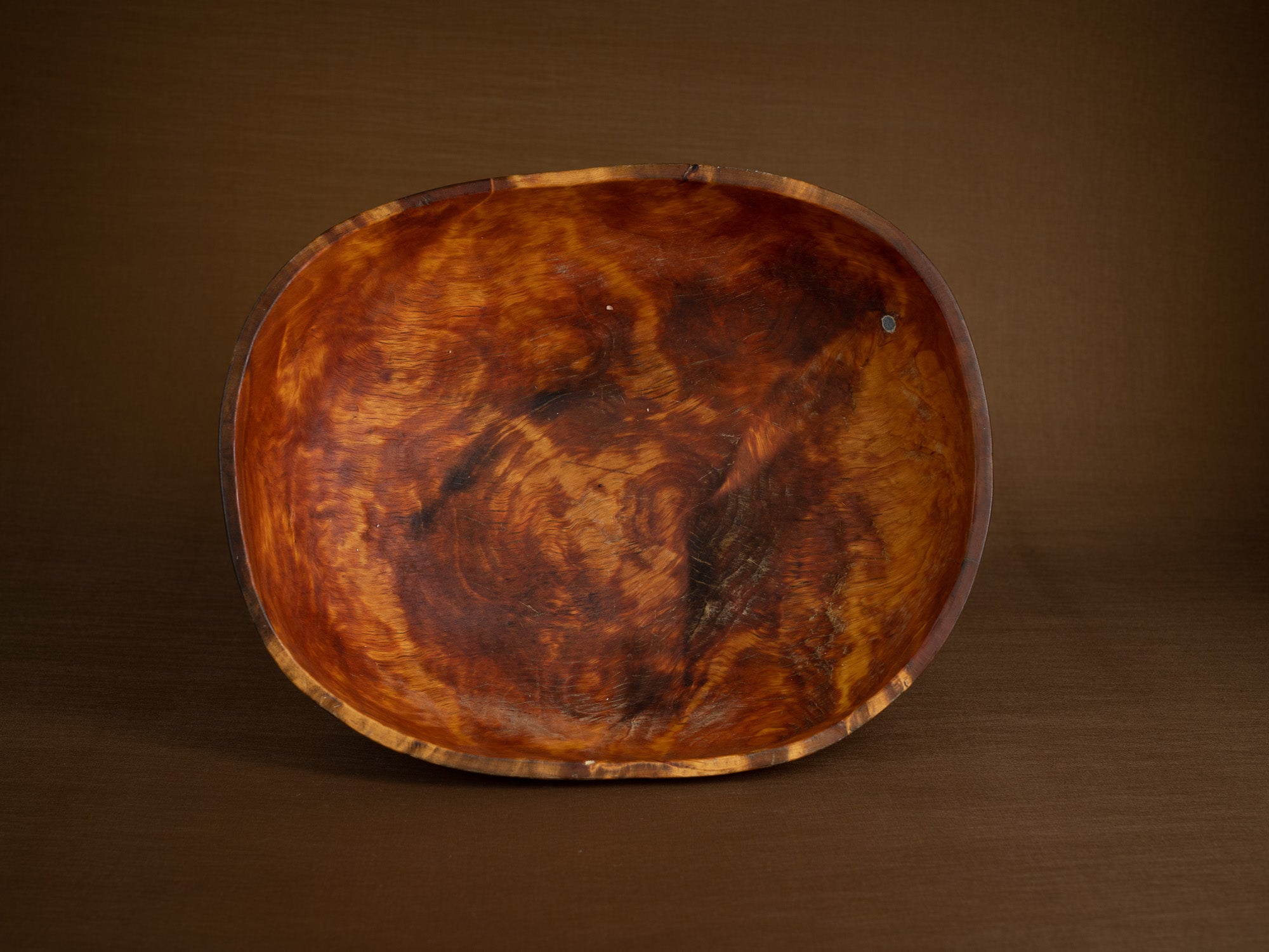 Coupe paysanne monoxyle en broussin de bouleau, Suède (1892)..Peasant birch burl bowl, Sweden (1892)
