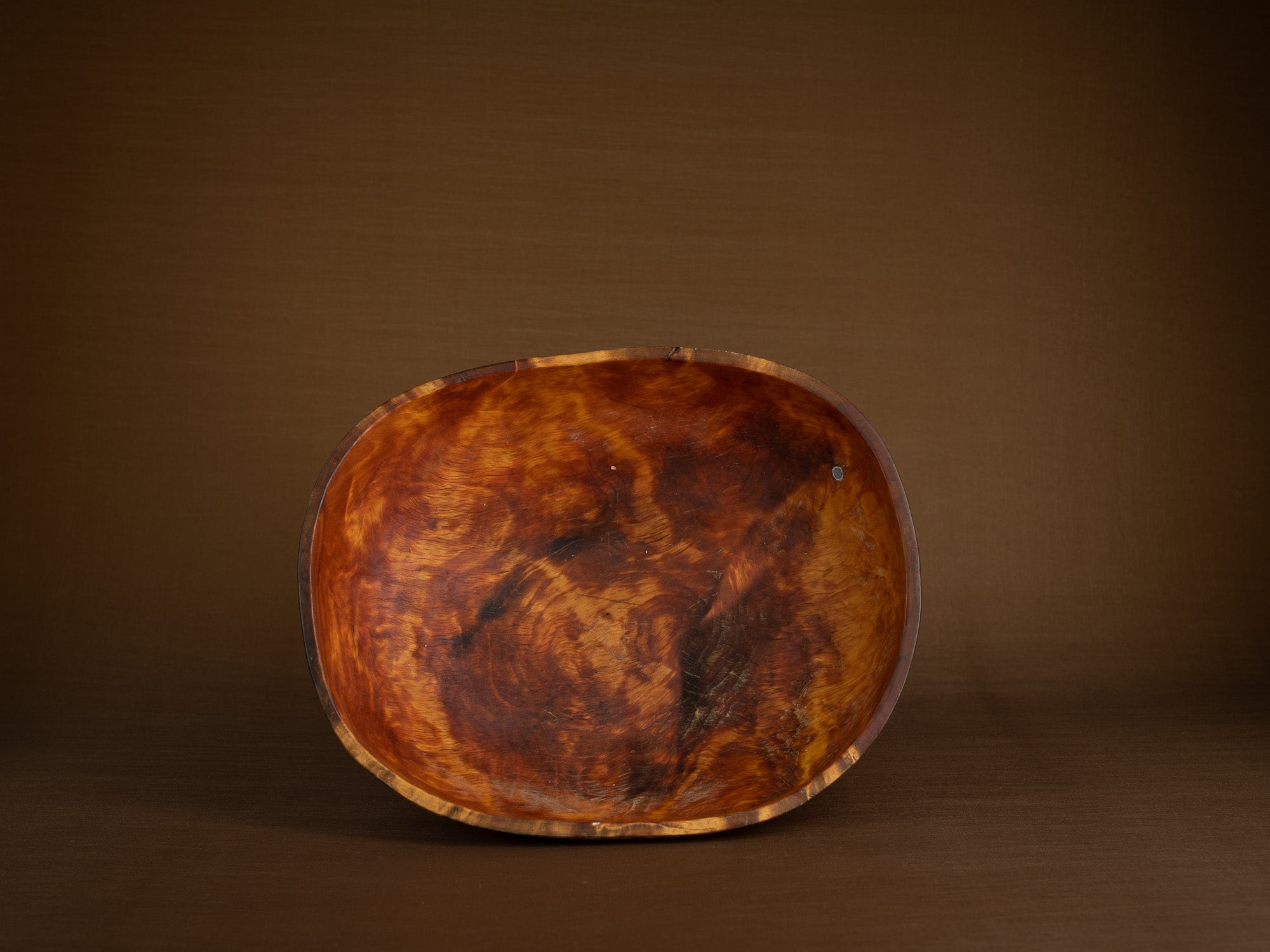 Coupe paysanne monoxyle en broussin de bouleau, Suède (1892)..Peasant birch burl bowl, Sweden (1892)
