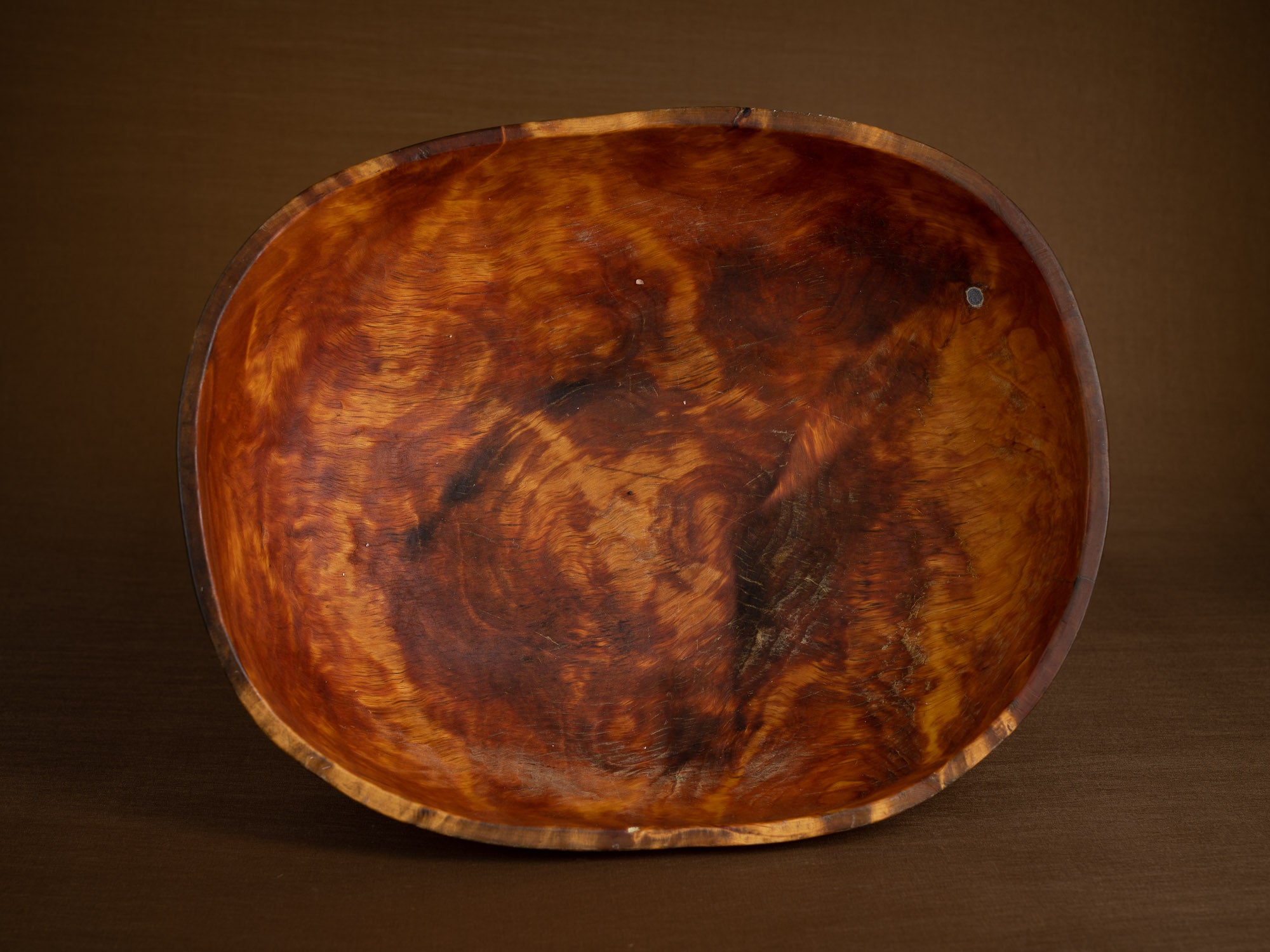 Coupe paysanne monoxyle en broussin de bouleau, Suède (1892)..Peasant birch burl bowl, Sweden (1892)