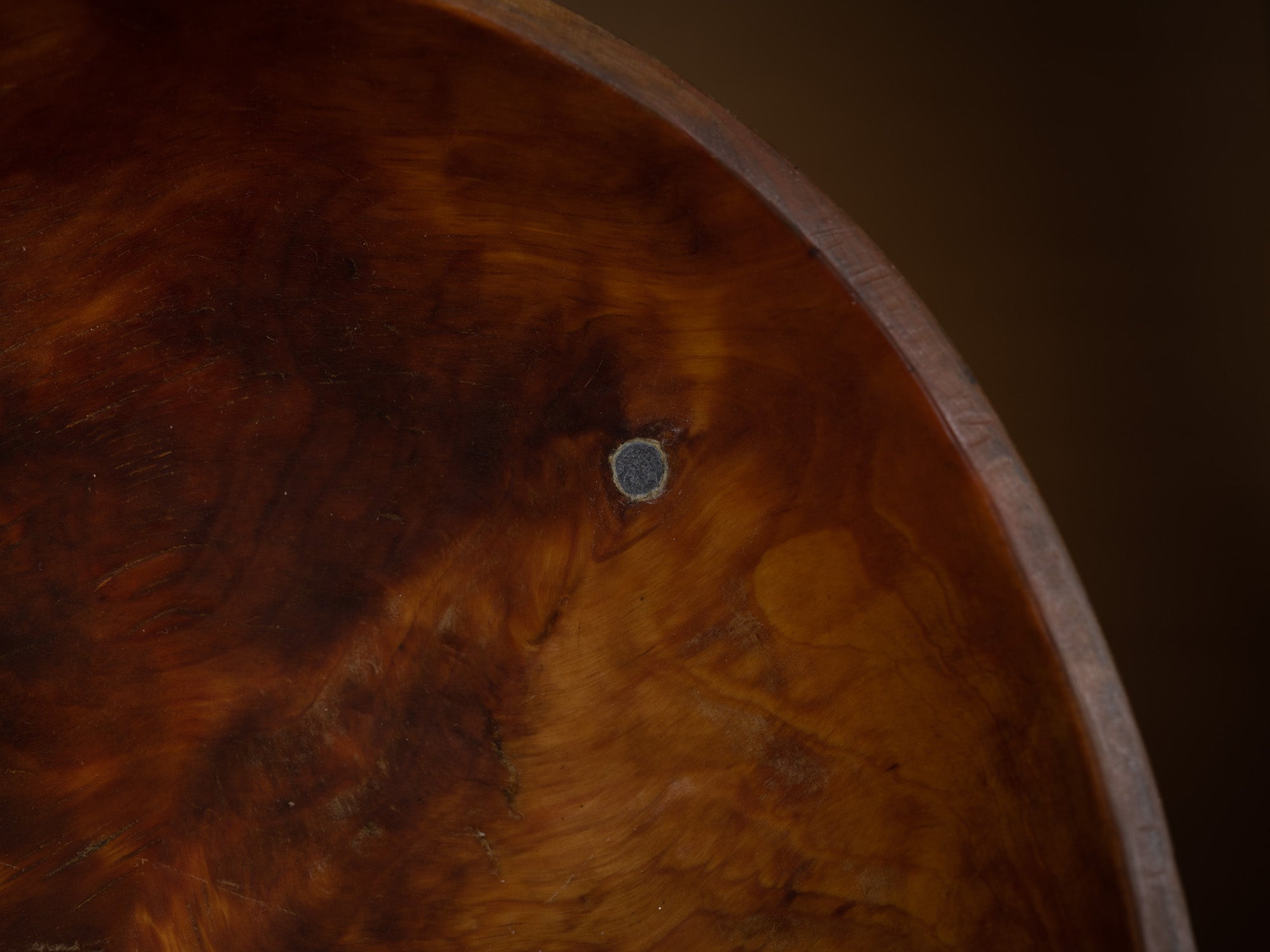 Coupe paysanne monoxyle en broussin de bouleau, Suède (1892)..Peasant birch burl bowl, Sweden (1892)