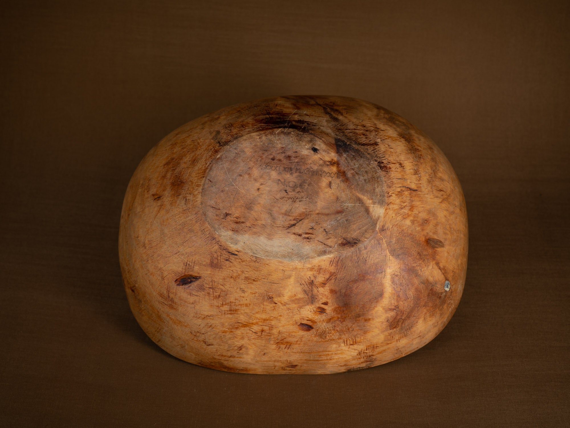Coupe paysanne monoxyle en broussin de bouleau, Suède (1892)..Peasant birch burl bowl, Sweden (1892)