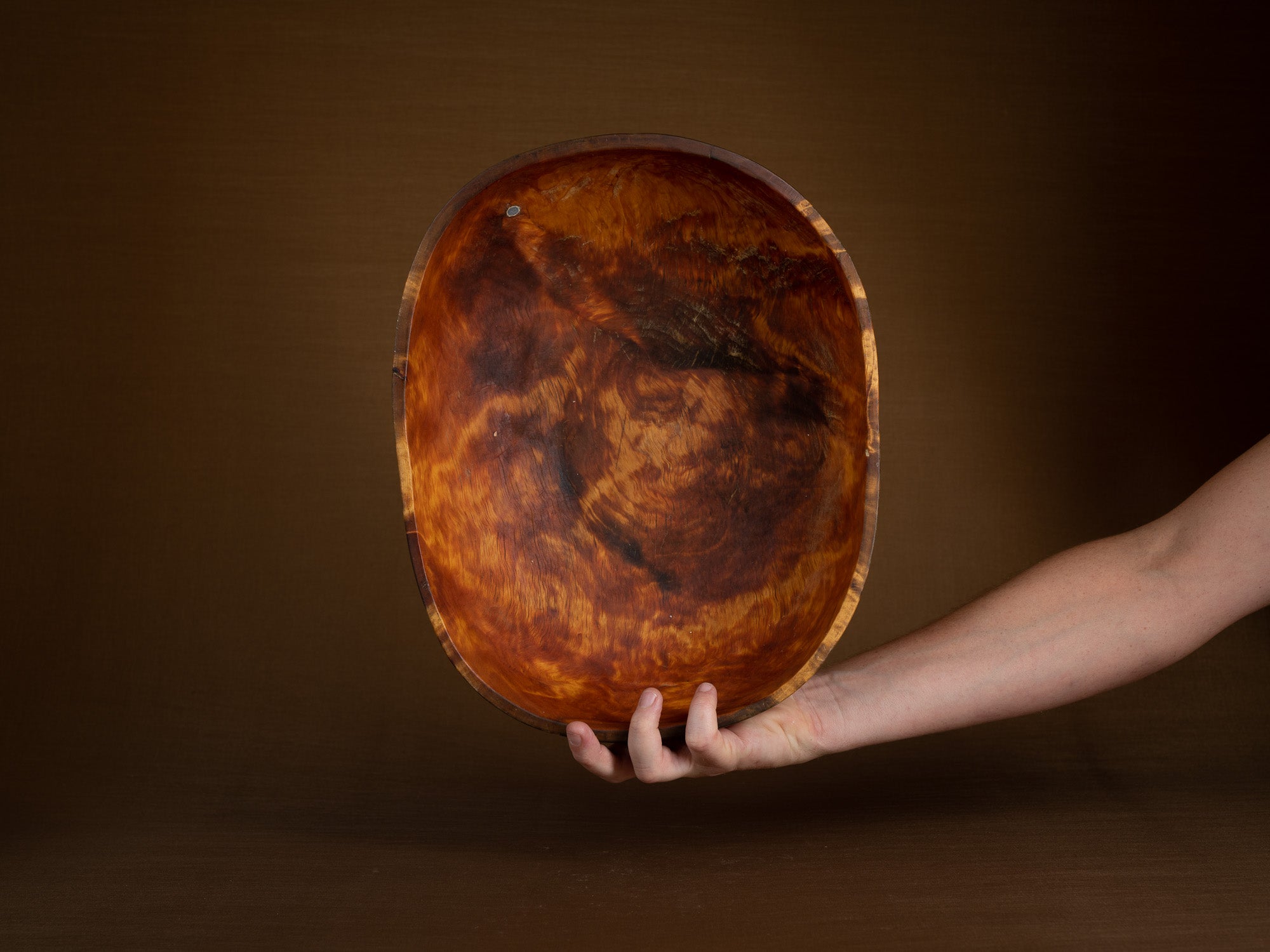 Coupe paysanne monoxyle en broussin de bouleau, Suède (1892)..Peasant birch burl bowl, Sweden (1892)