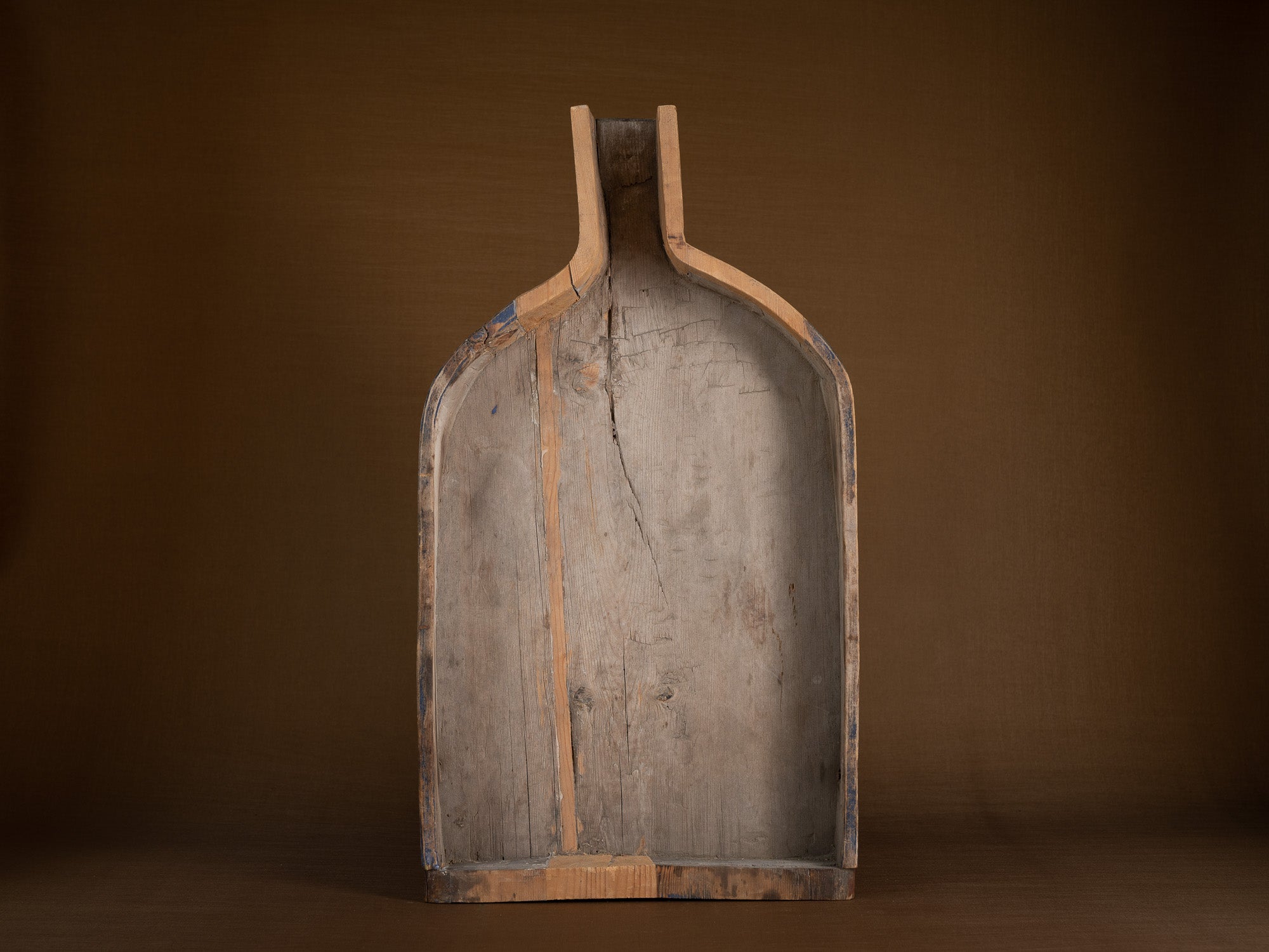 Selle à fromage paysanne monoxyle en bois peint, Suède (1886)..Large peasant art wooden cheese saddle, Sweden (1886)