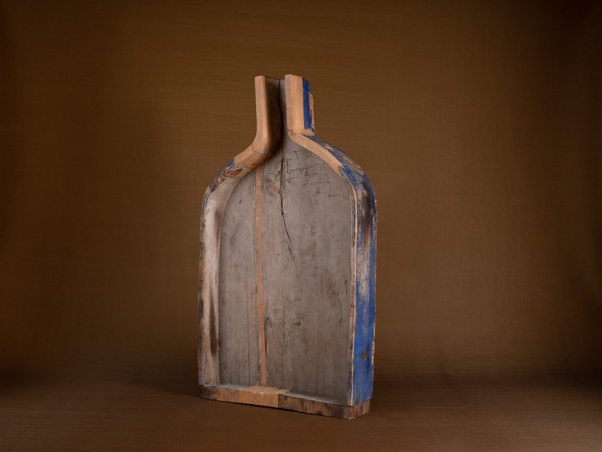 Selle à fromage paysanne monoxyle en bois peint, Suède (1886)..Large peasant art wooden cheese saddle, Sweden (1886)