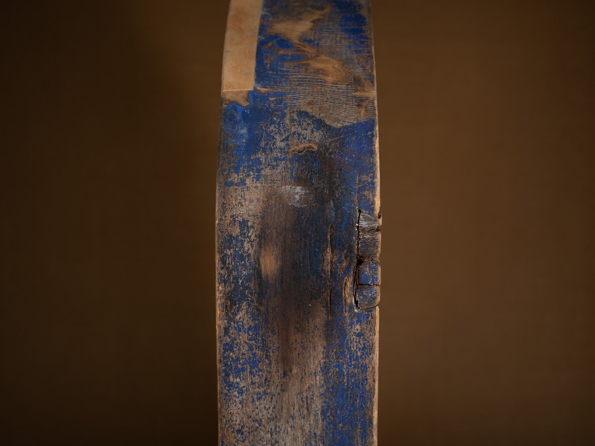 Selle à fromage paysanne monoxyle en bois peint, Suède (1886)..Large peasant art wooden cheese saddle, Sweden (1886)
