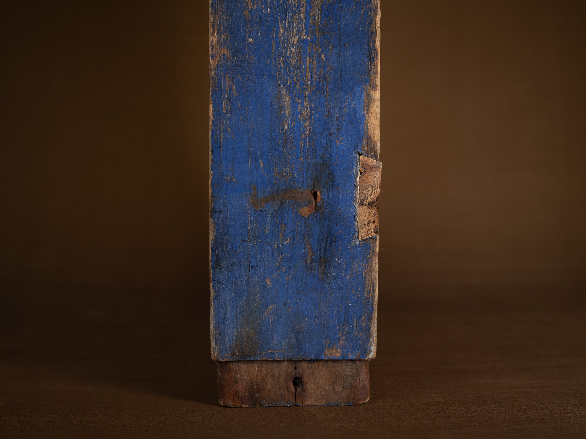 Selle à fromage paysanne monoxyle en bois peint, Suède (1886)..Large peasant art wooden cheese saddle, Sweden (1886)