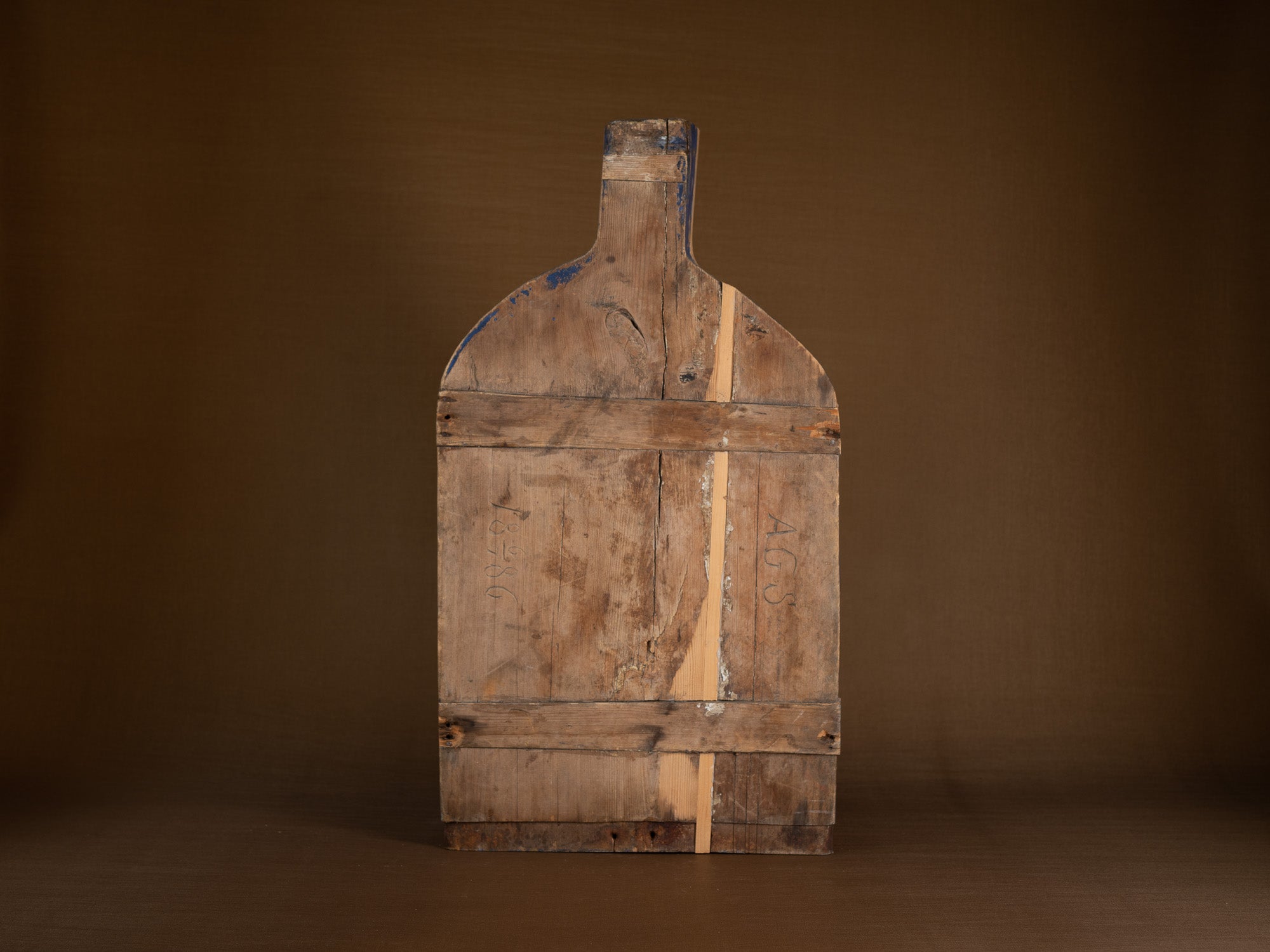 Selle à fromage paysanne monoxyle en bois peint, Suède (1886)..Large peasant art wooden cheese saddle, Sweden (1886)
