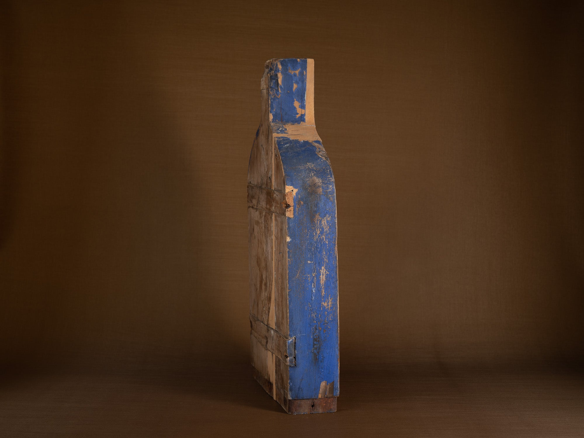 Selle à fromage paysanne monoxyle en bois peint, Suède (1886)..Large peasant art wooden cheese saddle, Sweden (1886)