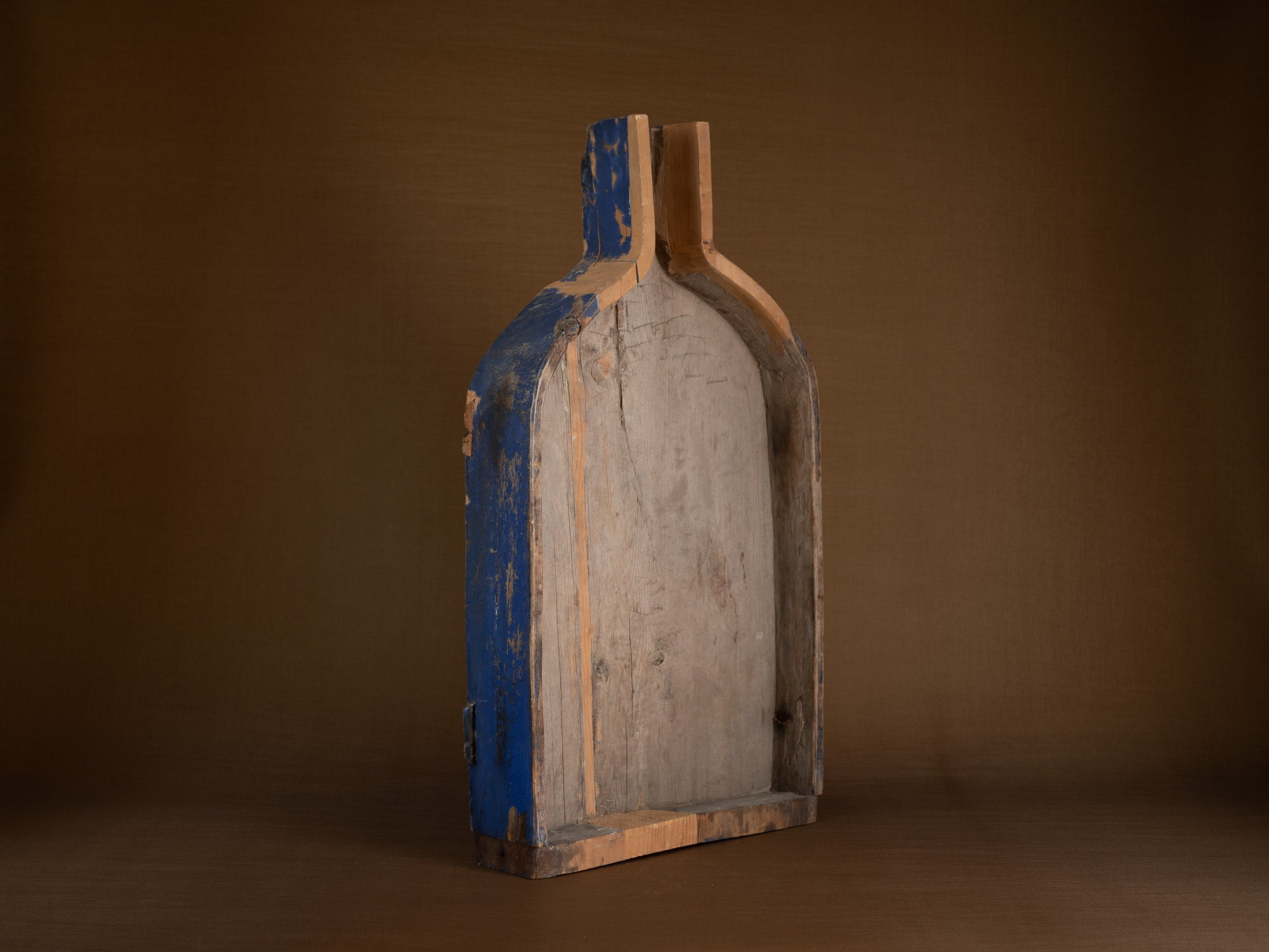 Selle à fromage paysanne monoxyle en bois peint, Suède (1886)..Large peasant art wooden cheese saddle, Sweden (1886)