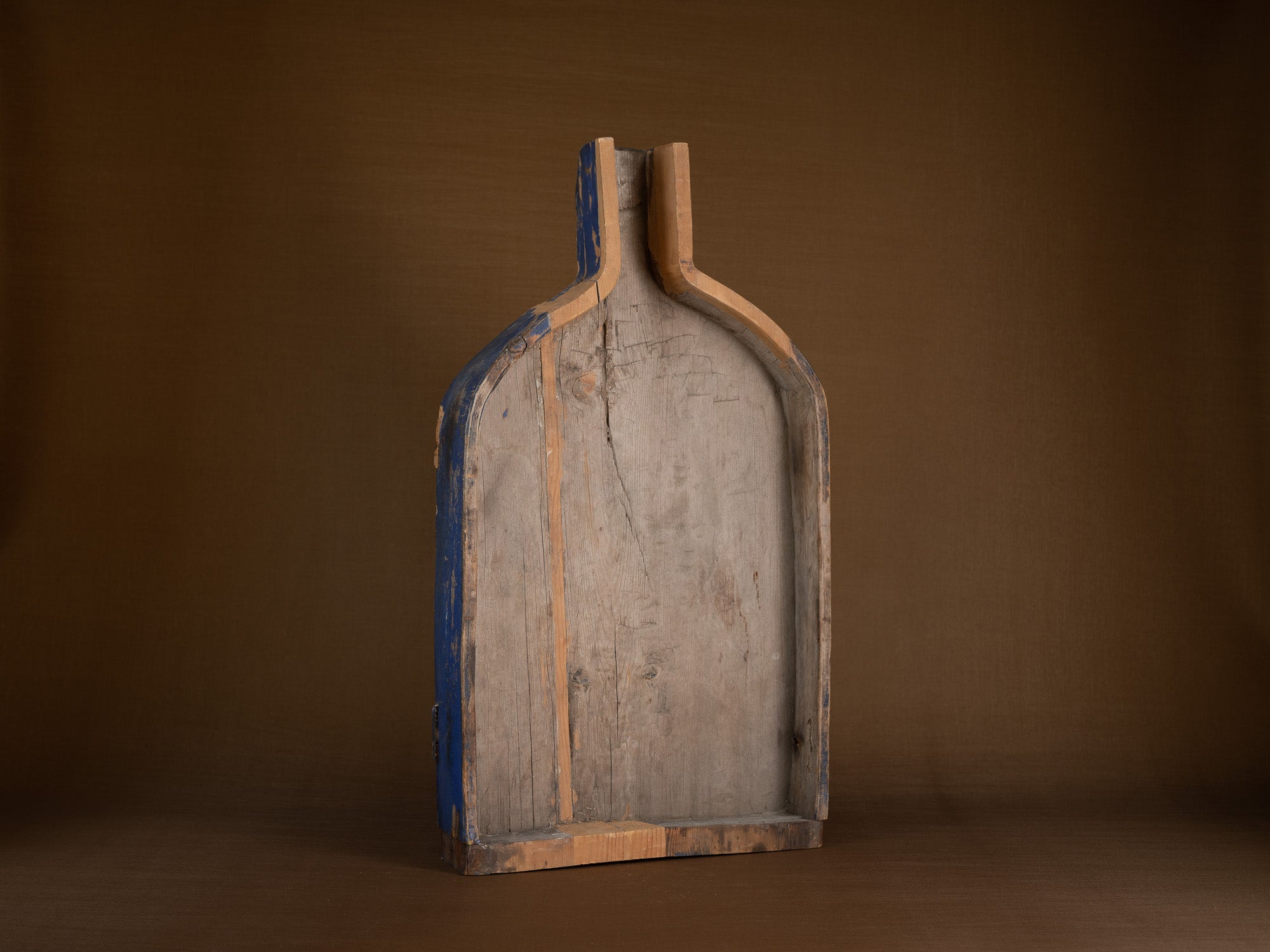 Selle à fromage paysanne monoxyle en bois peint, Suède (1886)..Large peasant art wooden cheese saddle, Sweden (1886)
