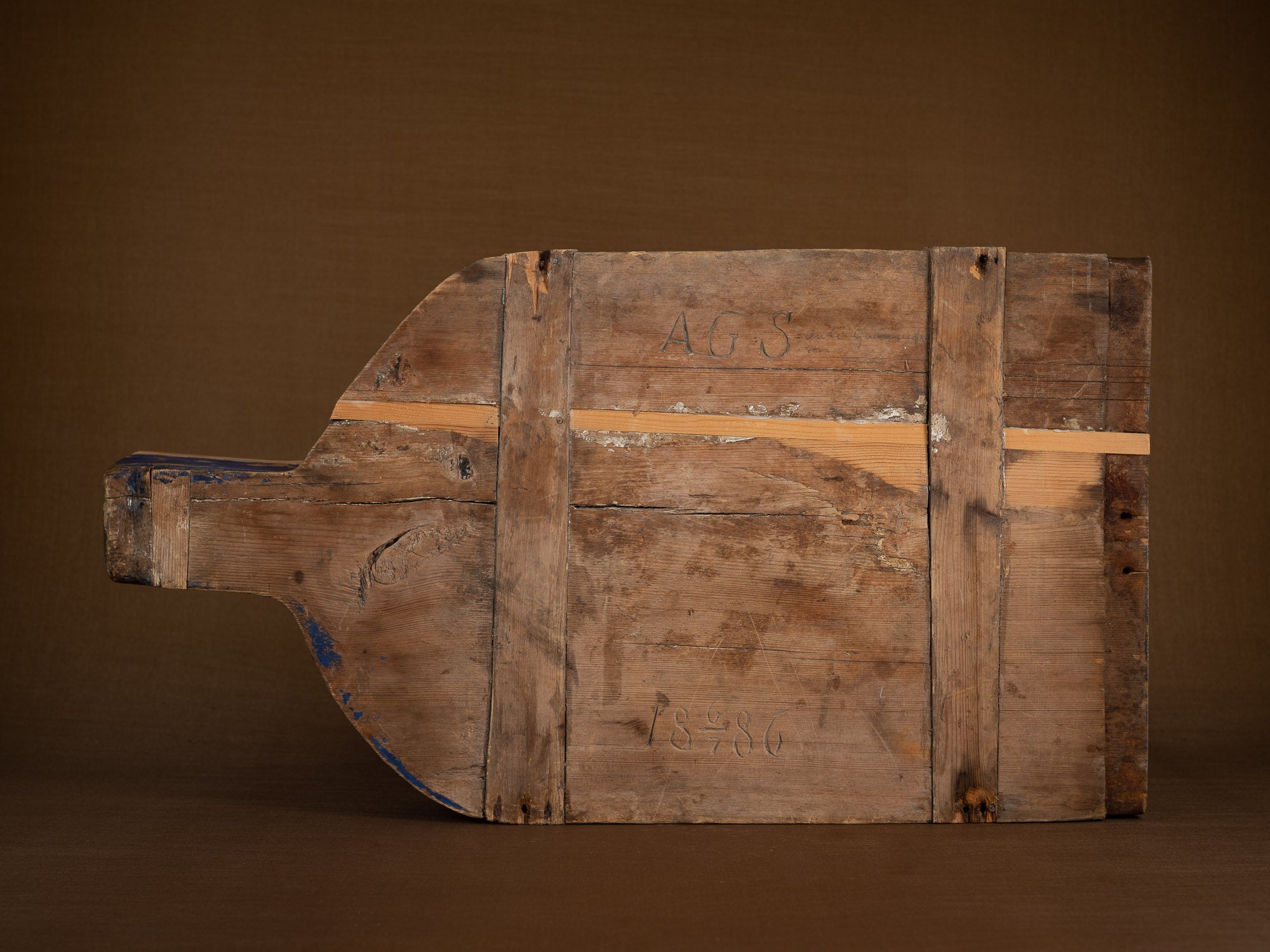 Selle à fromage paysanne monoxyle en bois peint, Suède (1886)..Large peasant art wooden cheese saddle, Sweden (1886)