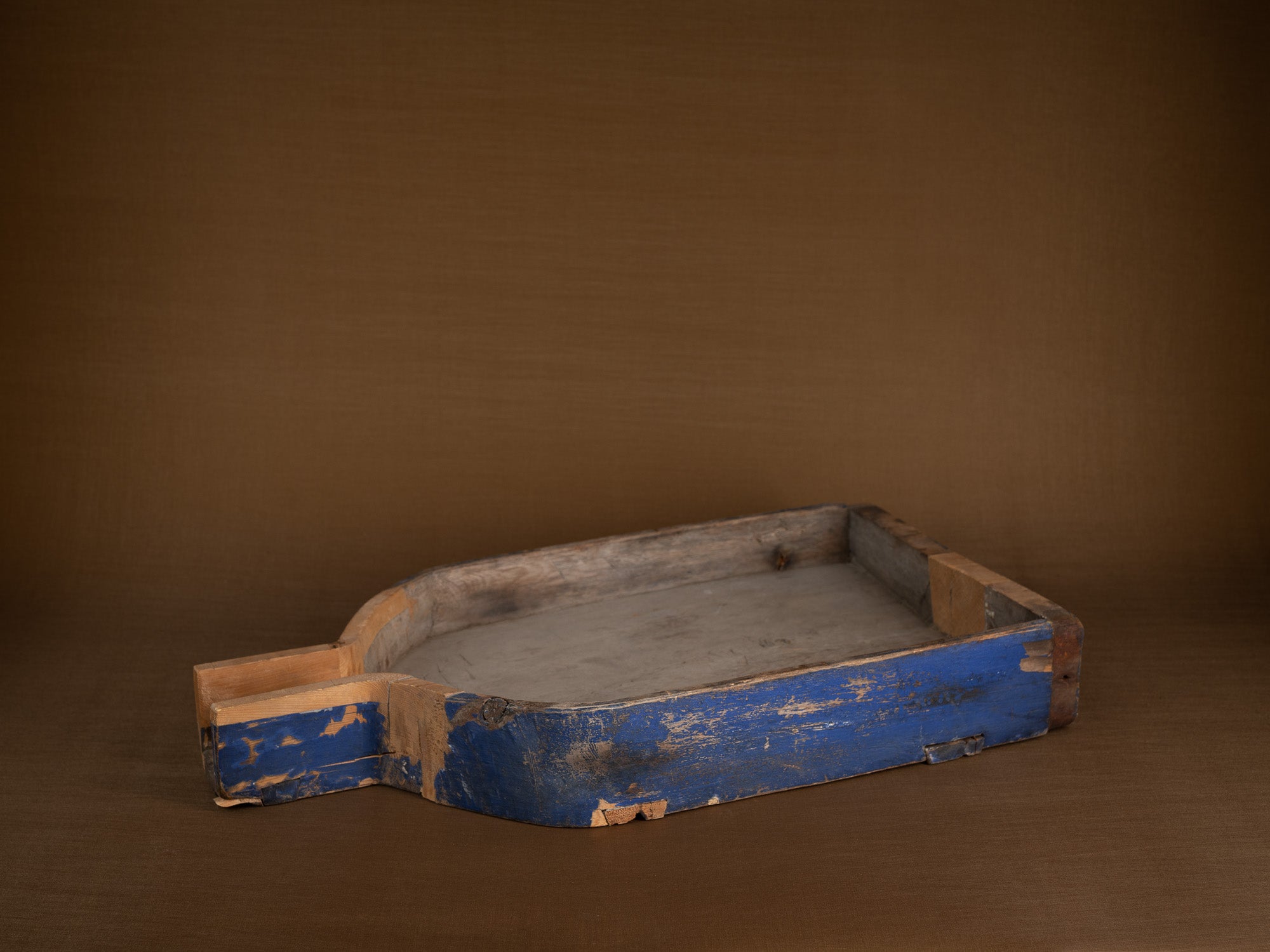 Selle à fromage paysanne monoxyle en bois peint, Suède (1886)..Large peasant art wooden cheese saddle, Sweden (1886)