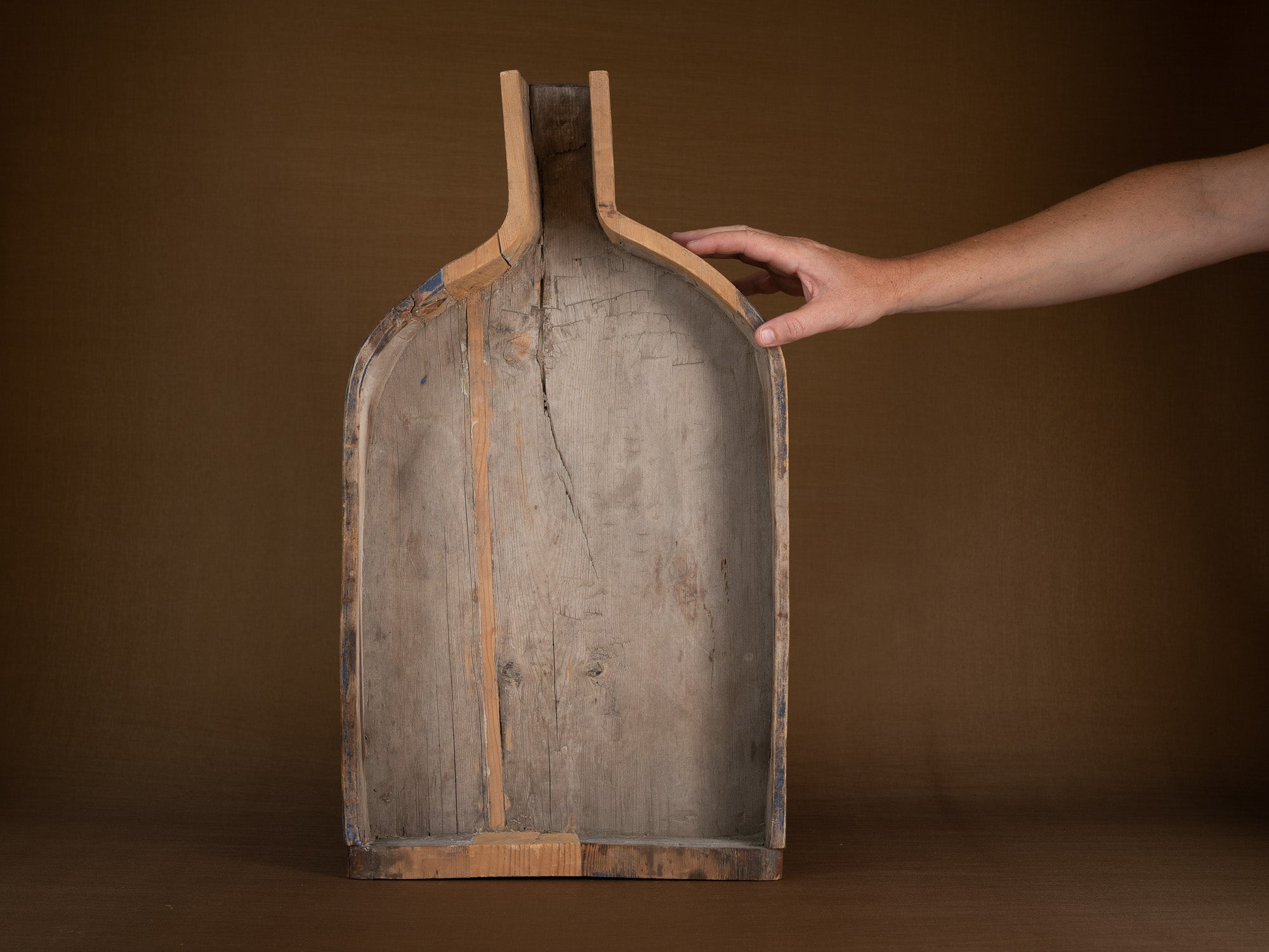 Selle à fromage paysanne monoxyle en bois peint, Suède (1886)..Large peasant art wooden cheese saddle, Sweden (1886)