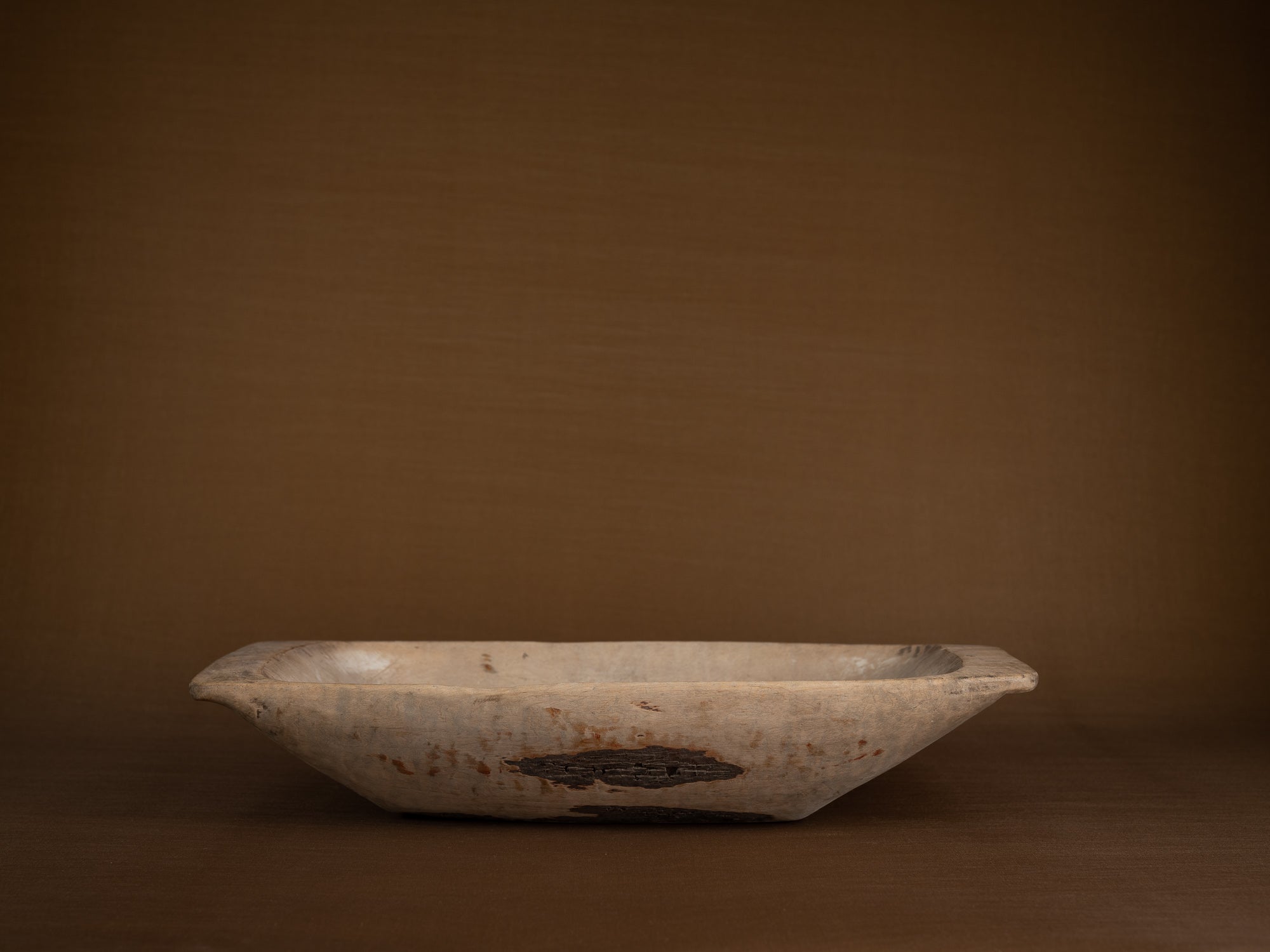 Large coupe paysanne / pétrin monoxyle en bouleau, Suède (XIXe siècle)..Large peasant art birch bread bowl, Sweden (9th century)