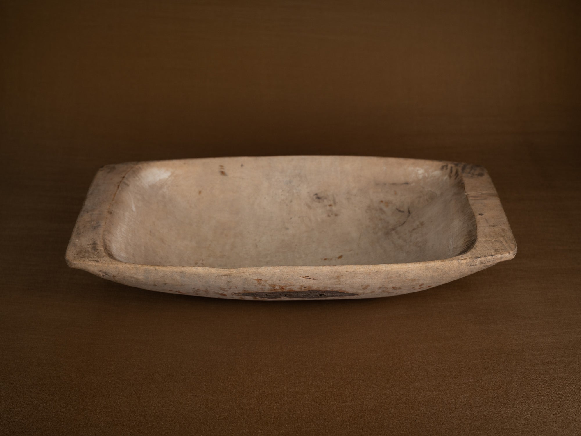 Large coupe paysanne / pétrin monoxyle en bouleau, Suède (XIXe siècle)..Large peasant art birch bread bowl, Sweden (9th century)