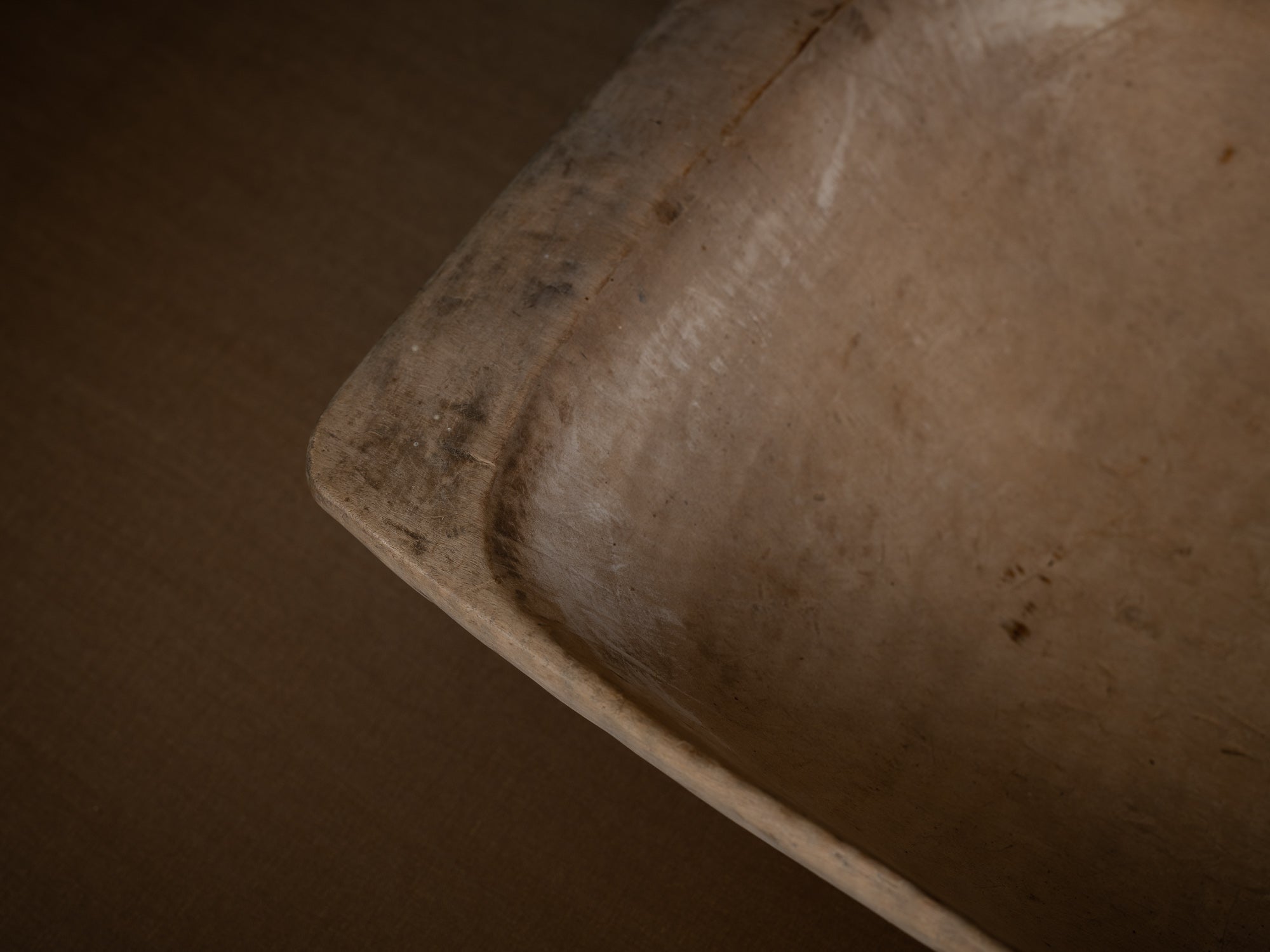Large coupe paysanne / pétrin monoxyle en bouleau, Suède (XIXe siècle)..Large peasant art birch bread bowl, Sweden (9th century)