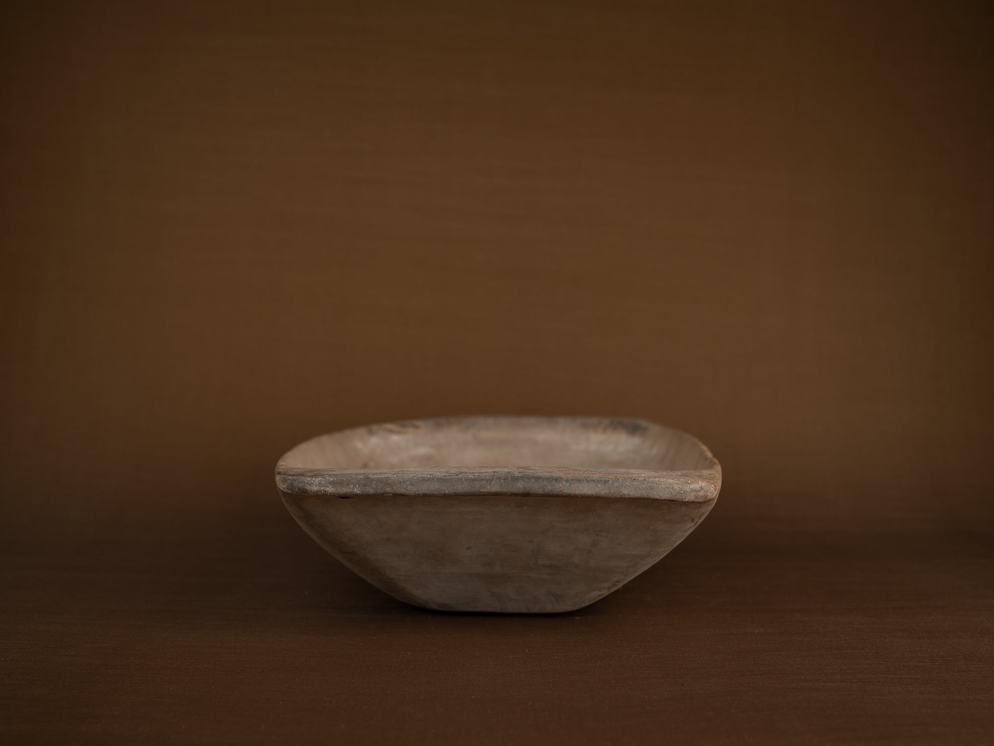 Large coupe paysanne / pétrin monoxyle en bouleau, Suède (XIXe siècle)..Large peasant art birch bread bowl, Sweden (9th century)