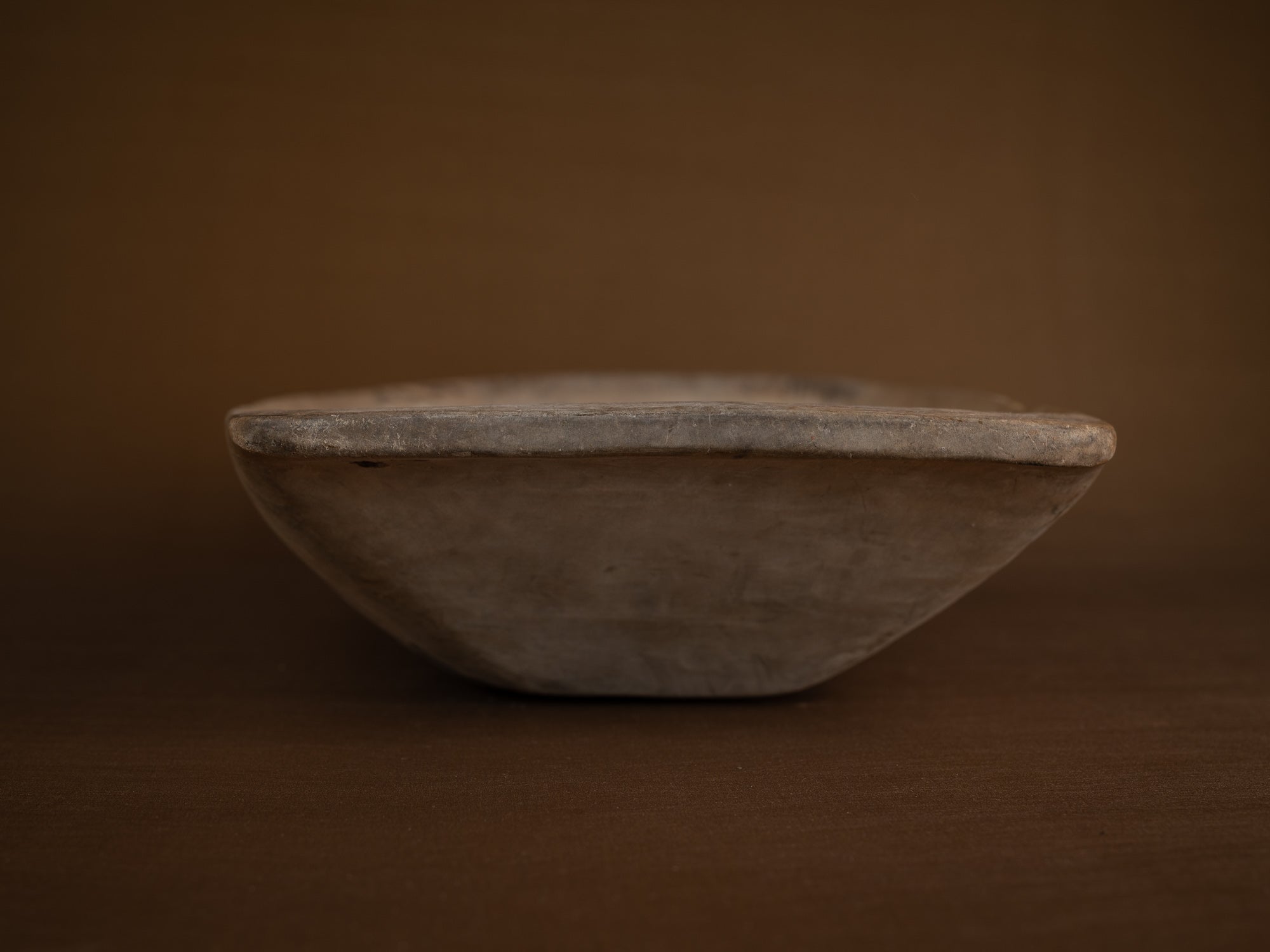 Large coupe paysanne / pétrin monoxyle en bouleau, Suède (XIXe siècle)..Large peasant art birch bread bowl, Sweden (9th century)