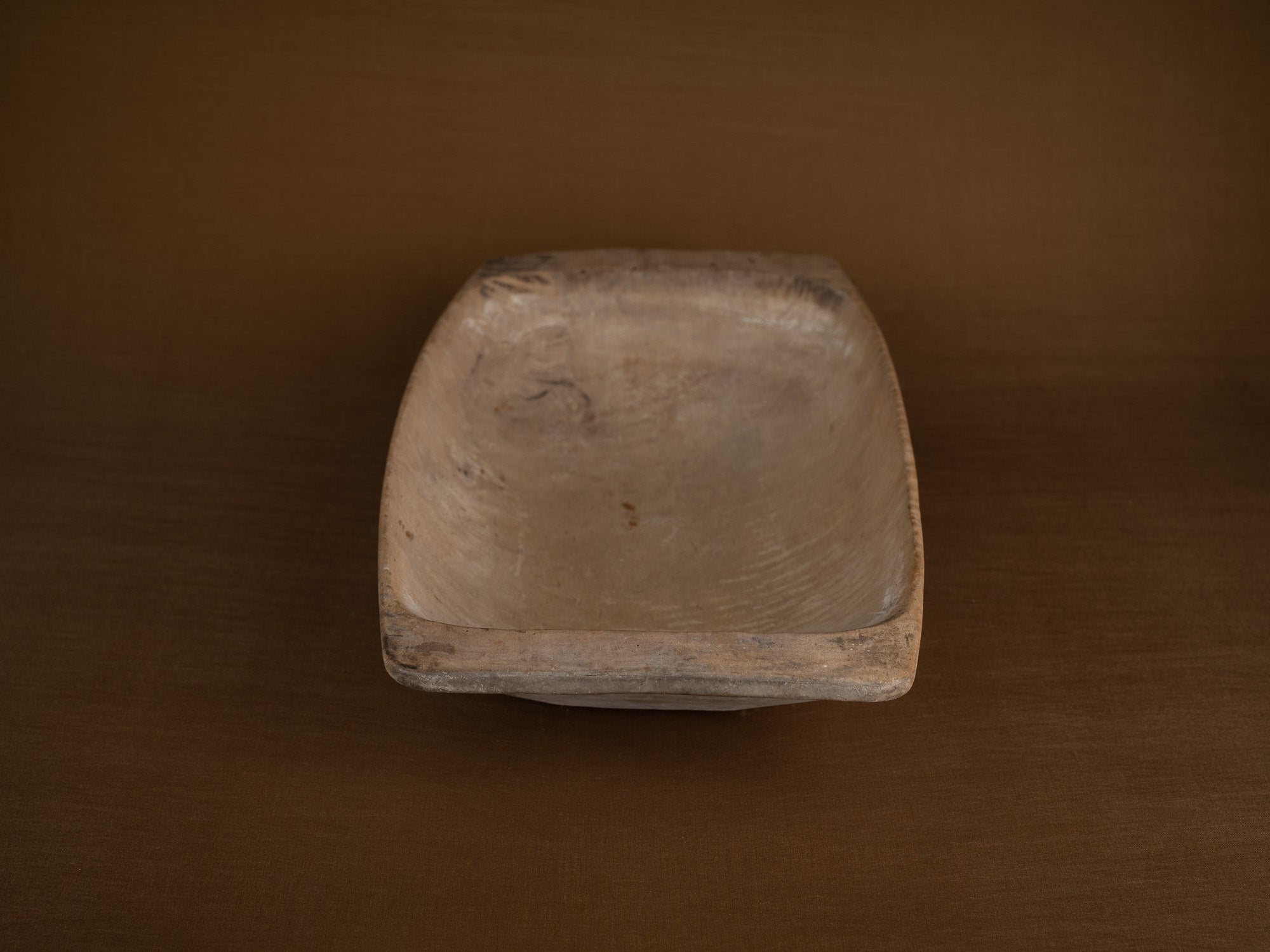 Large coupe paysanne / pétrin monoxyle en bouleau, Suède (XIXe siècle)..Large peasant art birch bread bowl, Sweden (9th century)