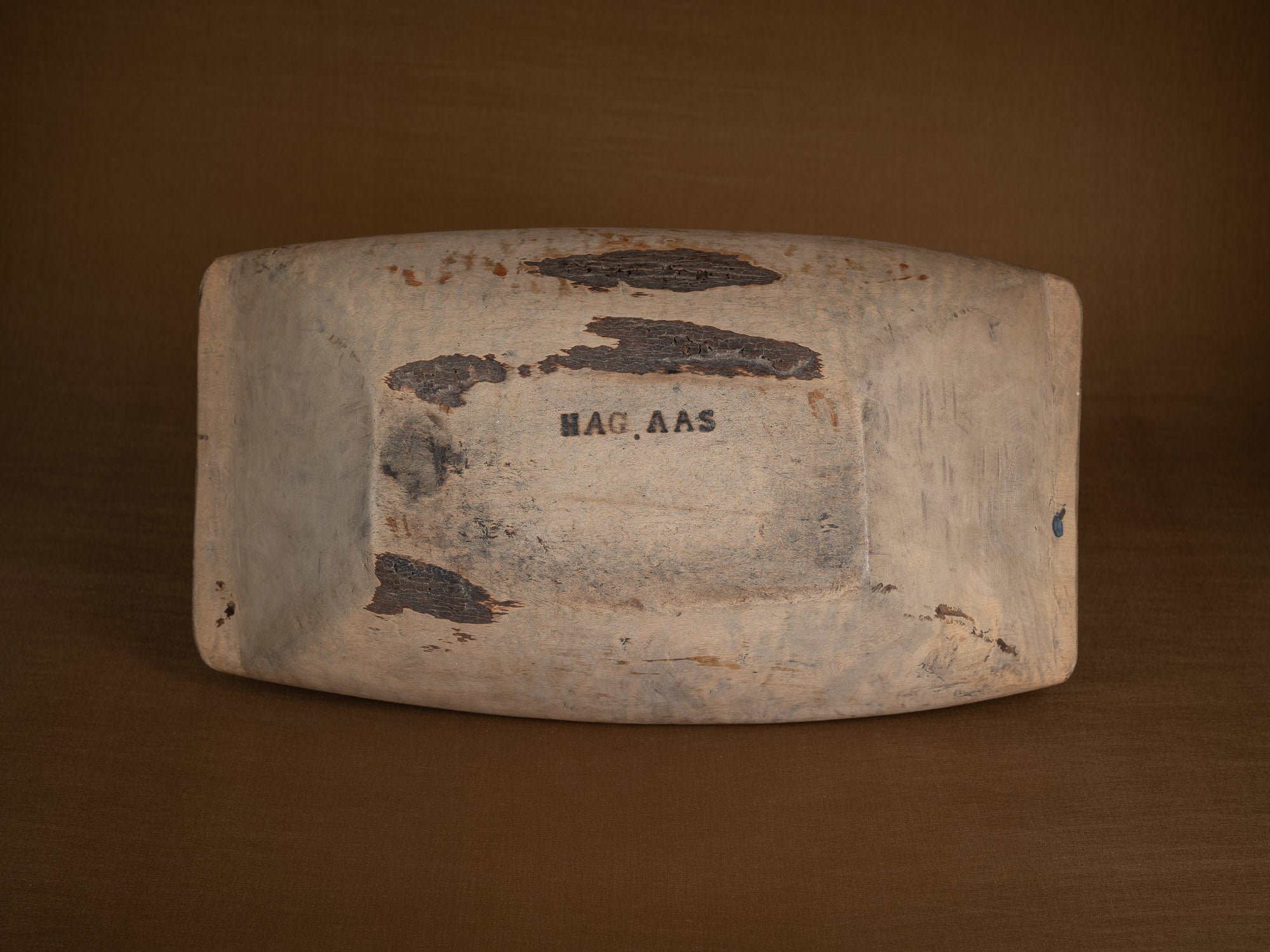 Large coupe paysanne / pétrin monoxyle en bouleau, Suède (XIXe siècle)..Large peasant art birch bread bowl, Sweden (9th century)