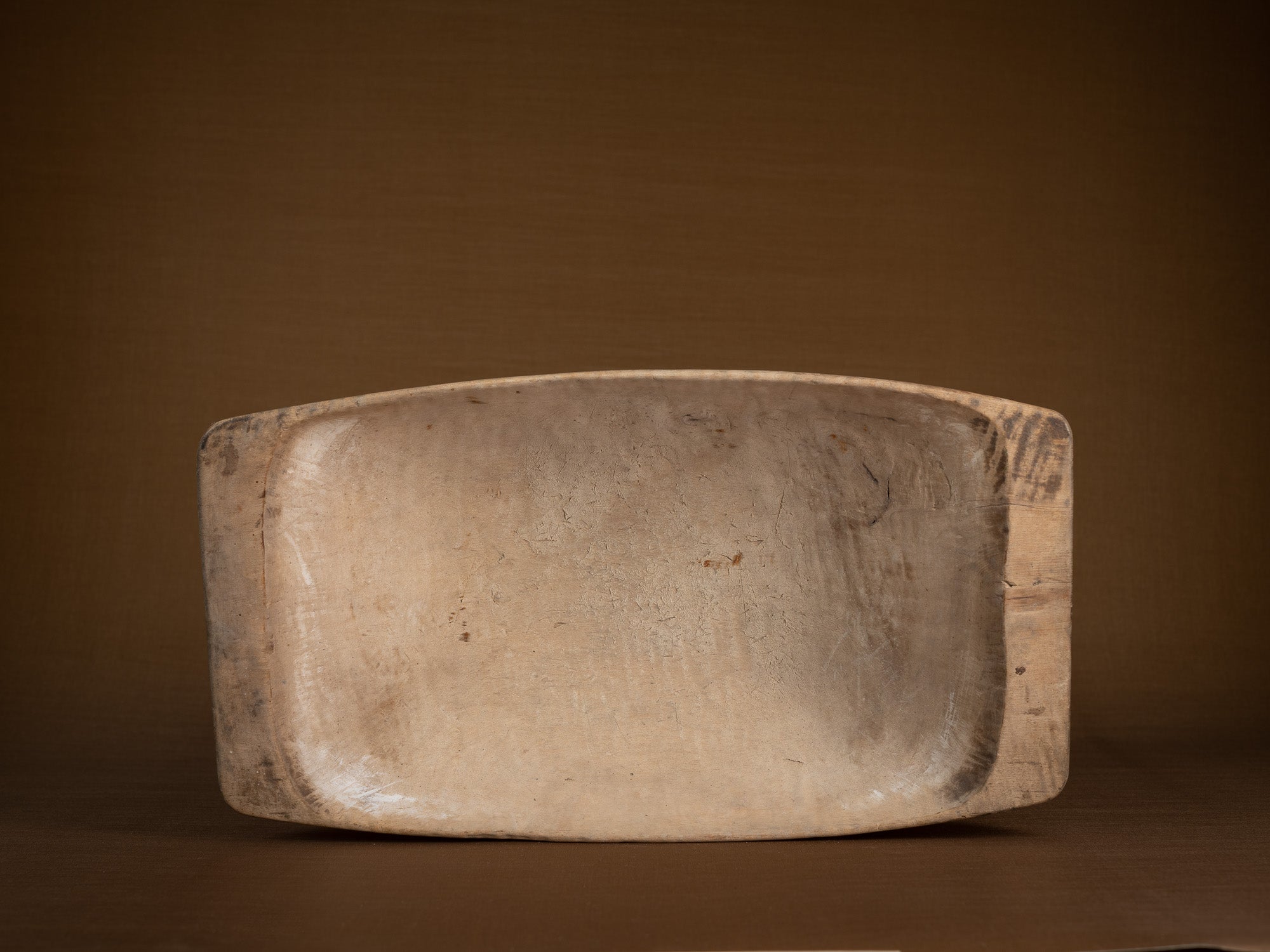 Large coupe paysanne / pétrin monoxyle en bouleau, Suède (XIXe siècle)..Large peasant art birch bread bowl, Sweden (9th century)
