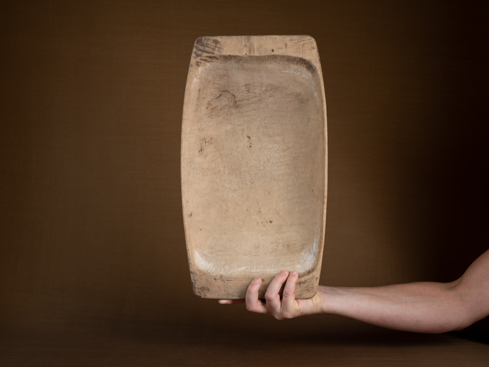 Large coupe paysanne / pétrin monoxyle en bouleau, Suède (XIXe siècle)..Large peasant art birch bread bowl, Sweden (9th century)