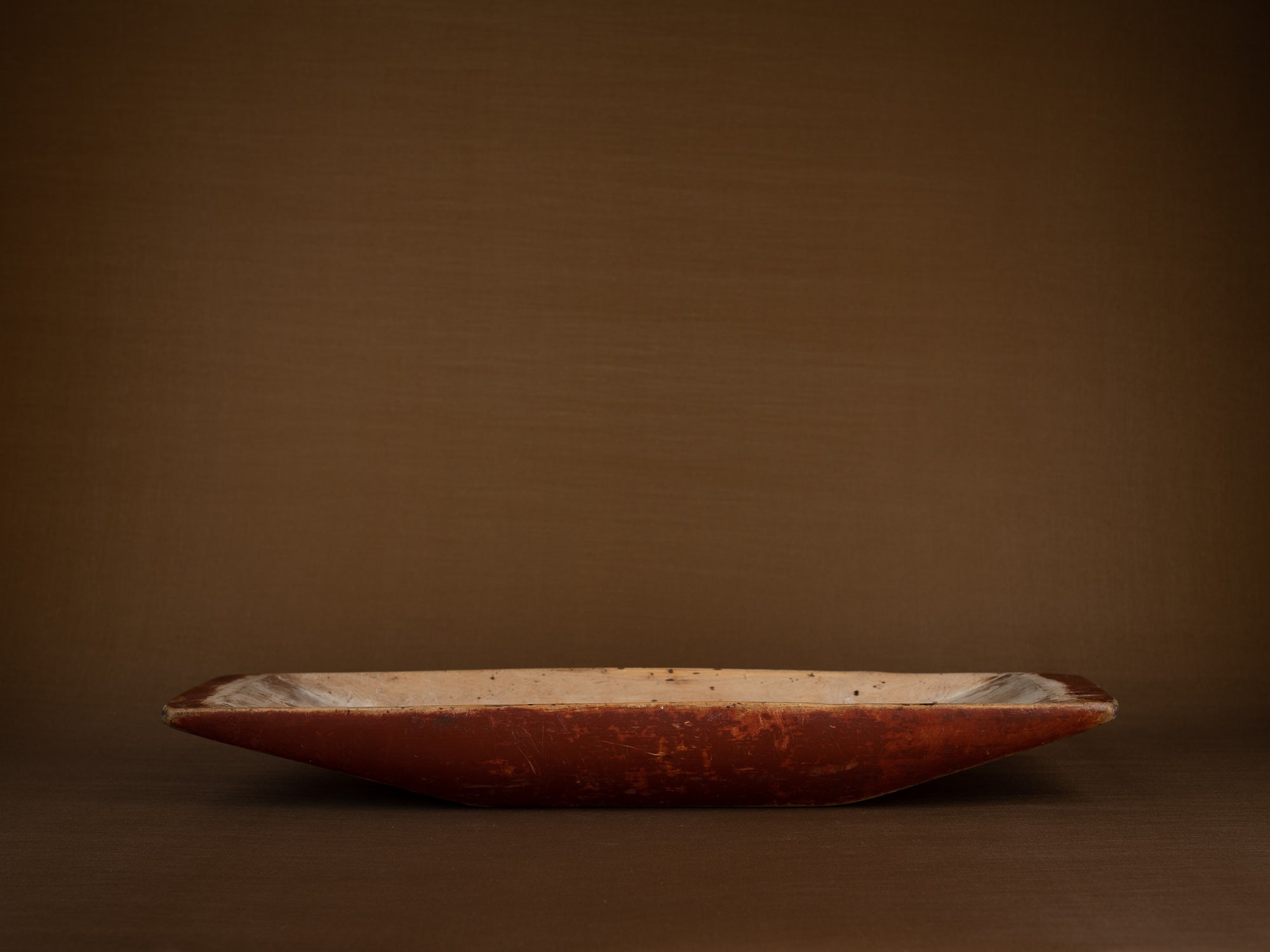 Grande coupe paysanne / pétrin monoxyle en bouleau peint, Suède (1850)..Large peasant art birch bread bowl, Sweden (1850)