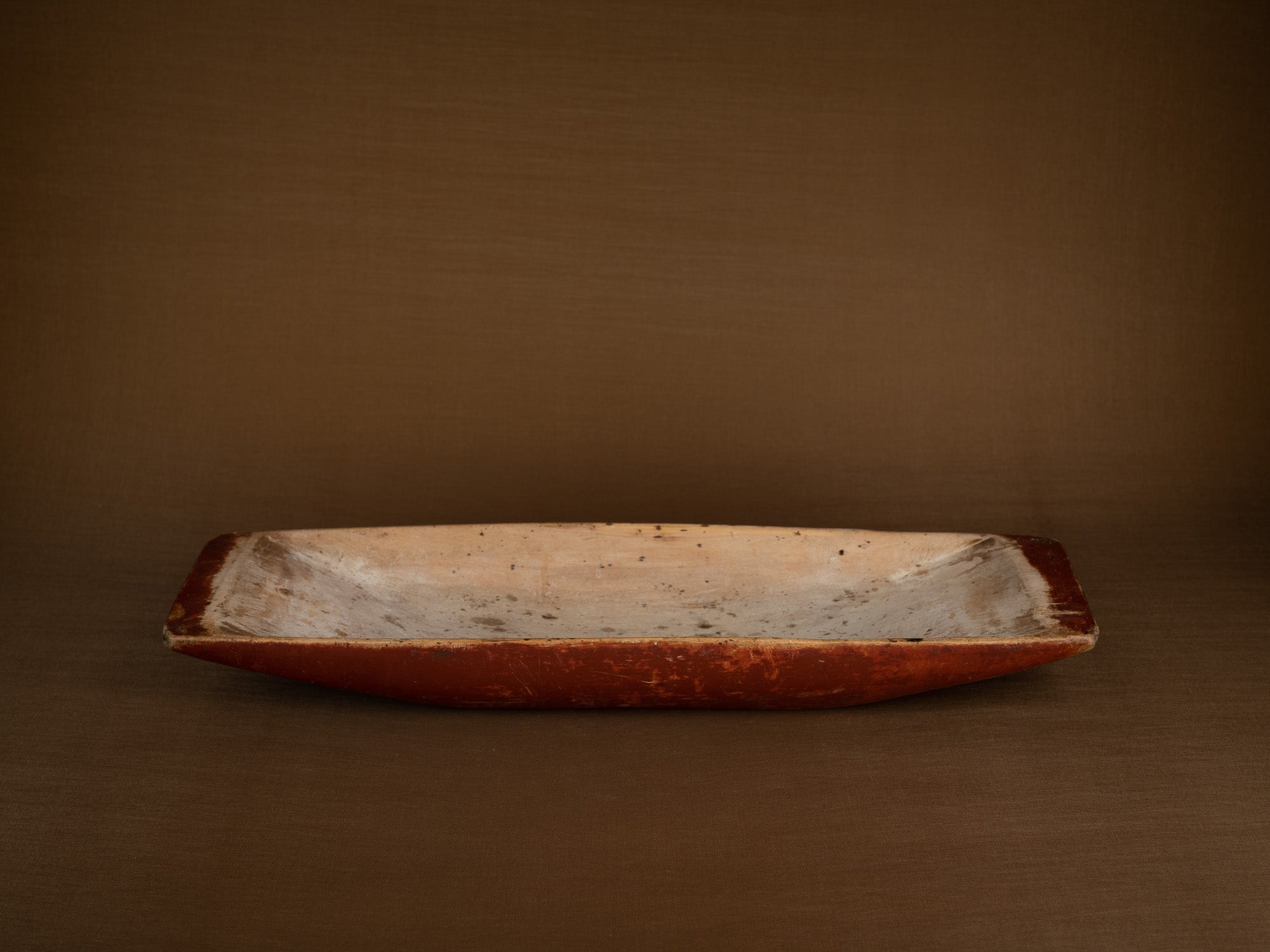 Grande coupe paysanne / pétrin monoxyle en bouleau peint, Suède (1850)..Large peasant art birch bread bowl, Sweden (1850)