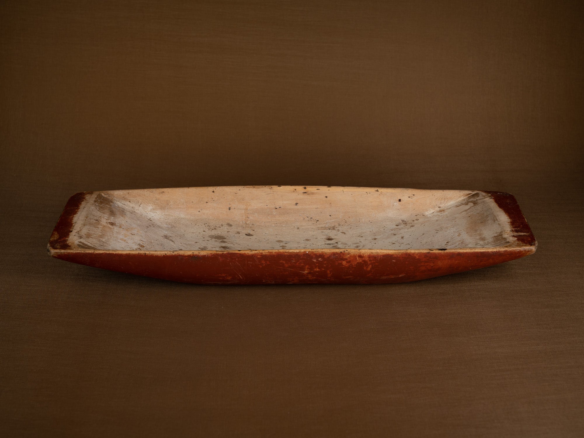Grande coupe paysanne / pétrin monoxyle en bouleau peint, Suède (1850)..Large peasant art birch bread bowl, Sweden (1850)