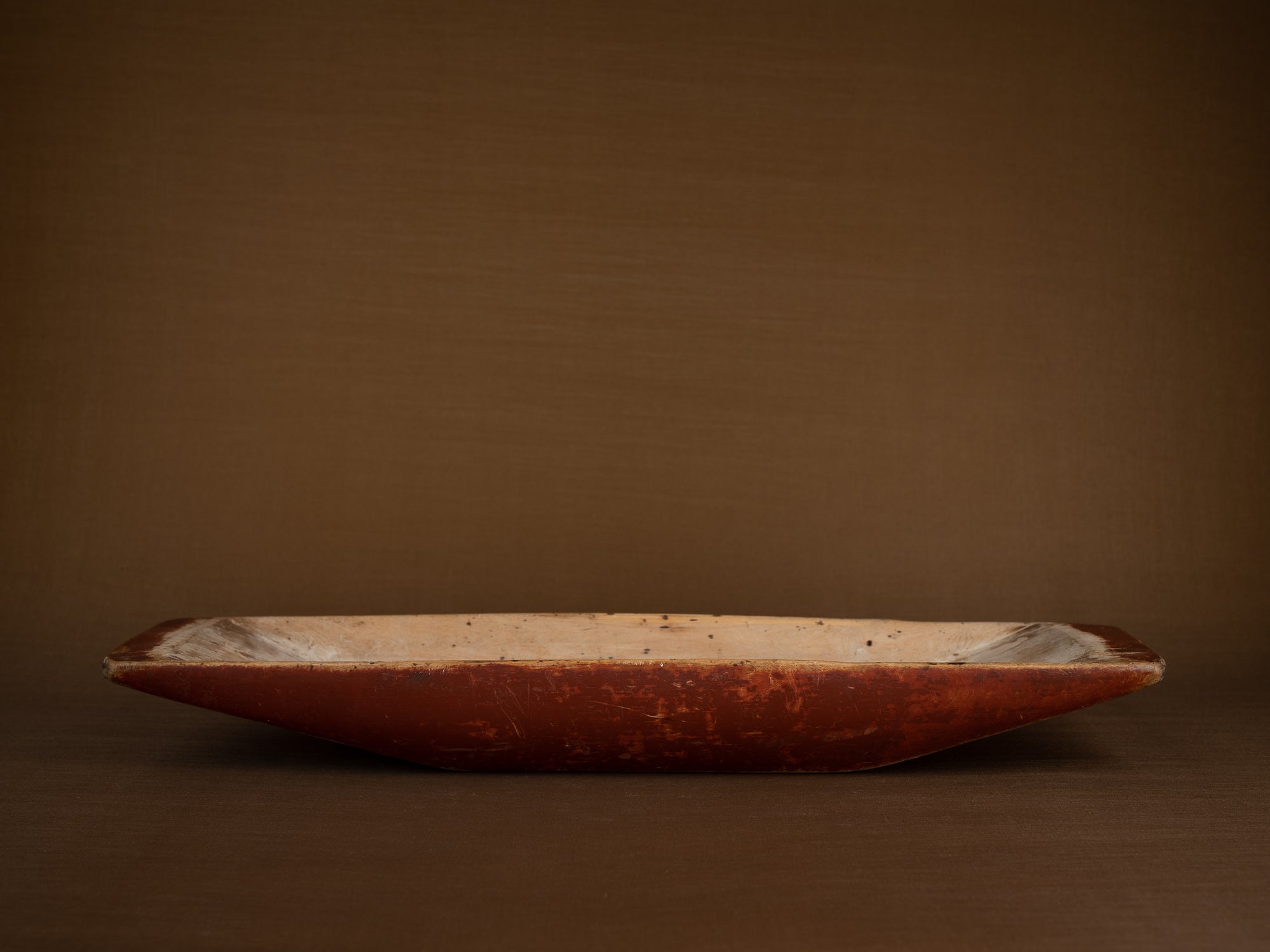 Grande coupe paysanne / pétrin monoxyle en bouleau peint, Suède (1850)..Large peasant art birch bread bowl, Sweden (1850)