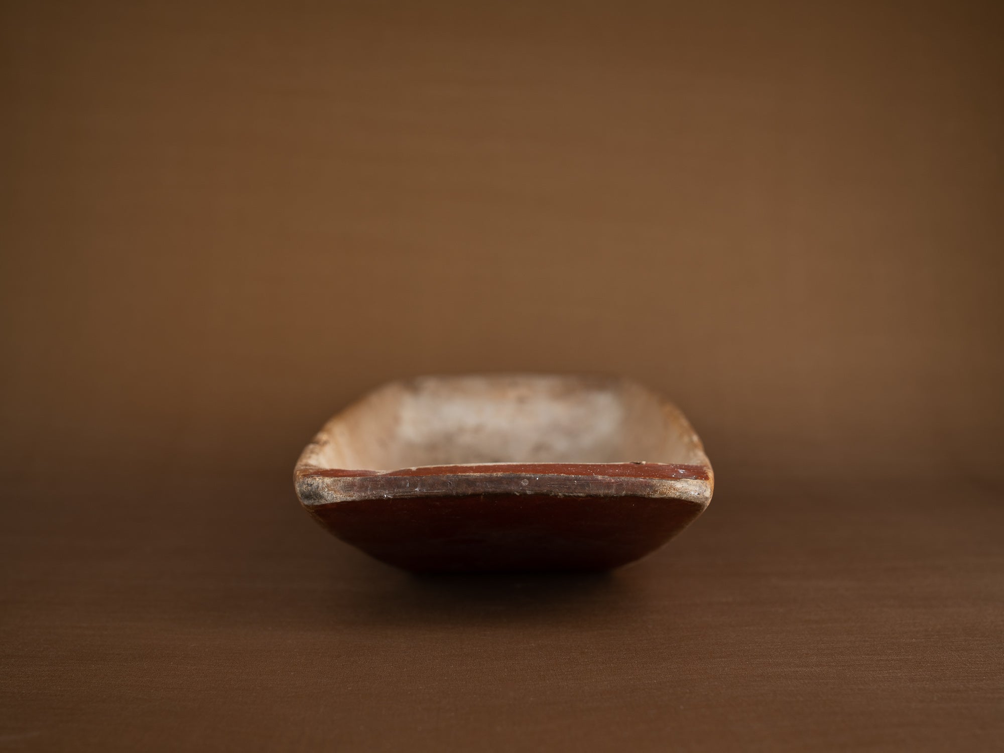 Grande coupe paysanne / pétrin monoxyle en bouleau peint, Suède (1850)..Large peasant art birch bread bowl, Sweden (1850)