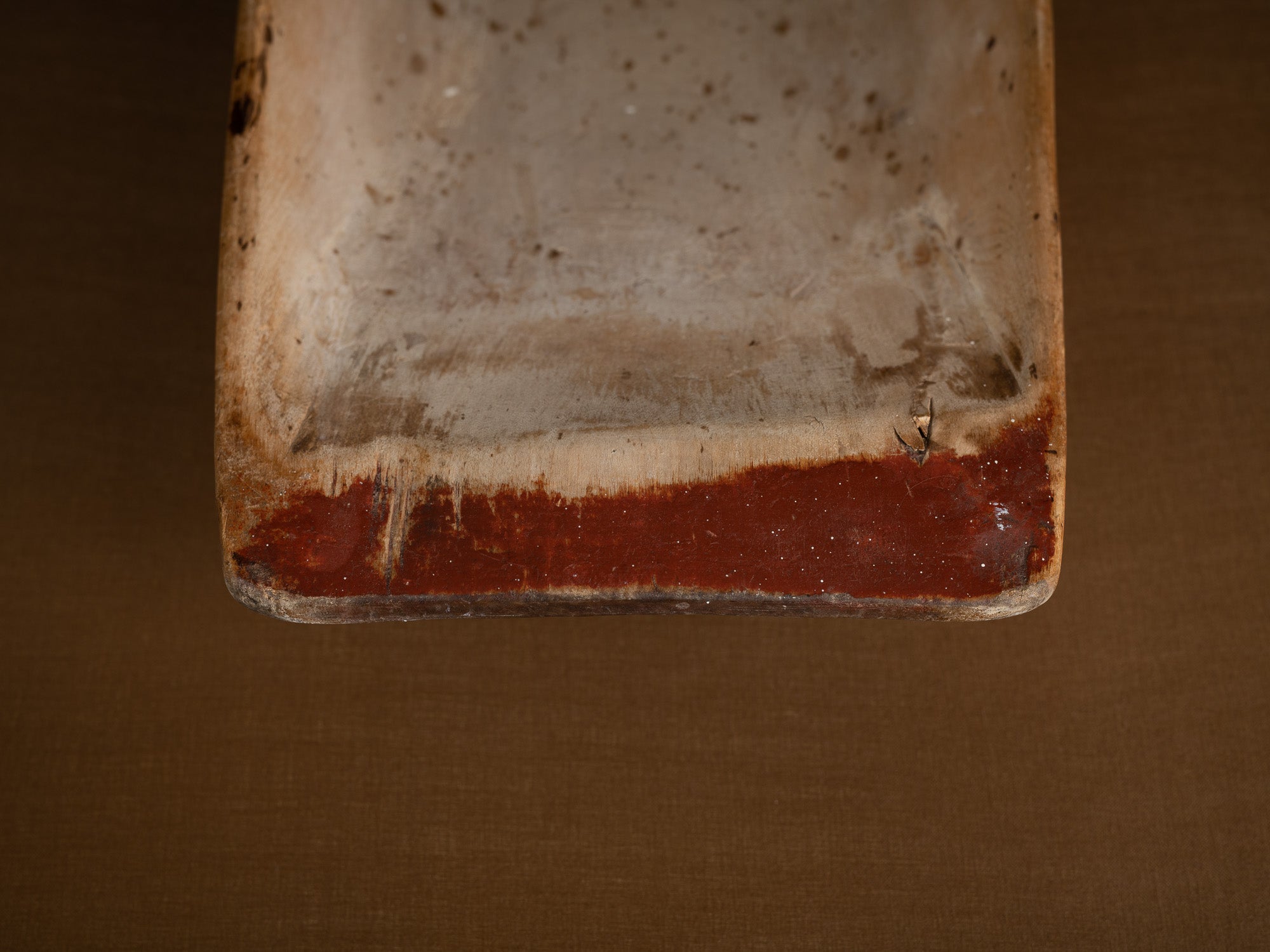 Grande coupe paysanne / pétrin monoxyle en bouleau peint, Suède (1850)..Large peasant art birch bread bowl, Sweden (1850)