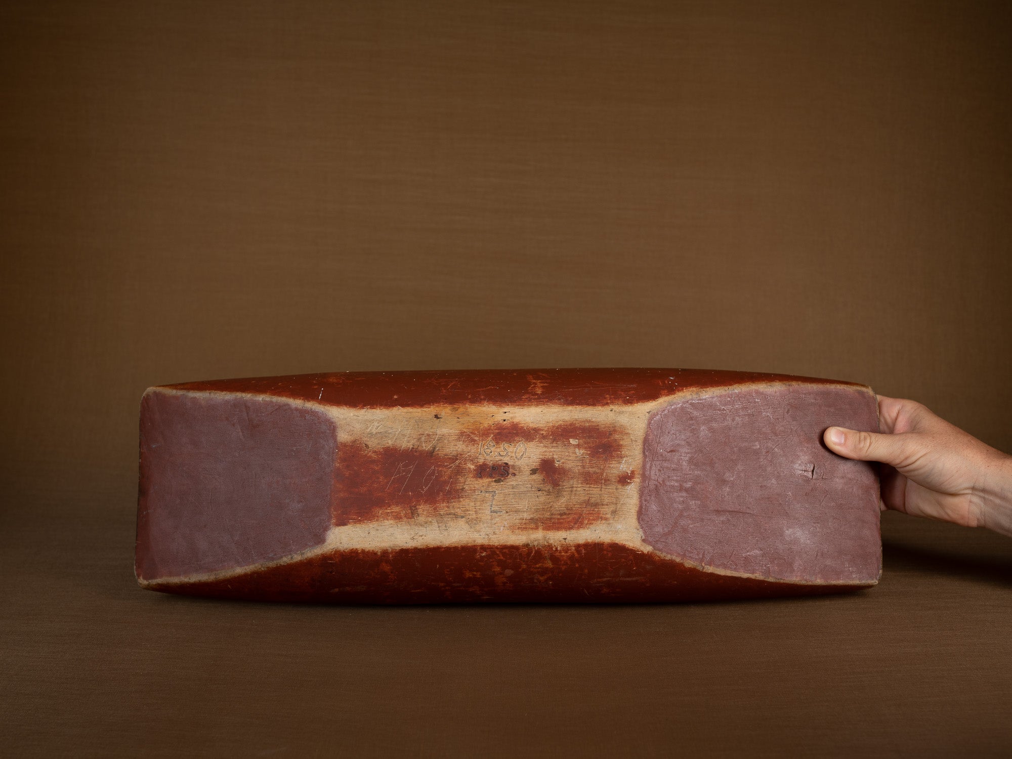 Grande coupe paysanne / pétrin monoxyle en bouleau peint, Suède (1850)..Large peasant art birch bread bowl, Sweden (1850)