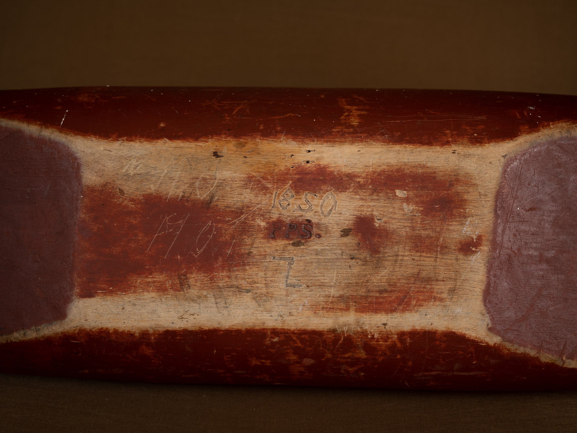 Grande coupe paysanne / pétrin monoxyle en bouleau peint, Suède (1850)..Large peasant art birch bread bowl, Sweden (1850)