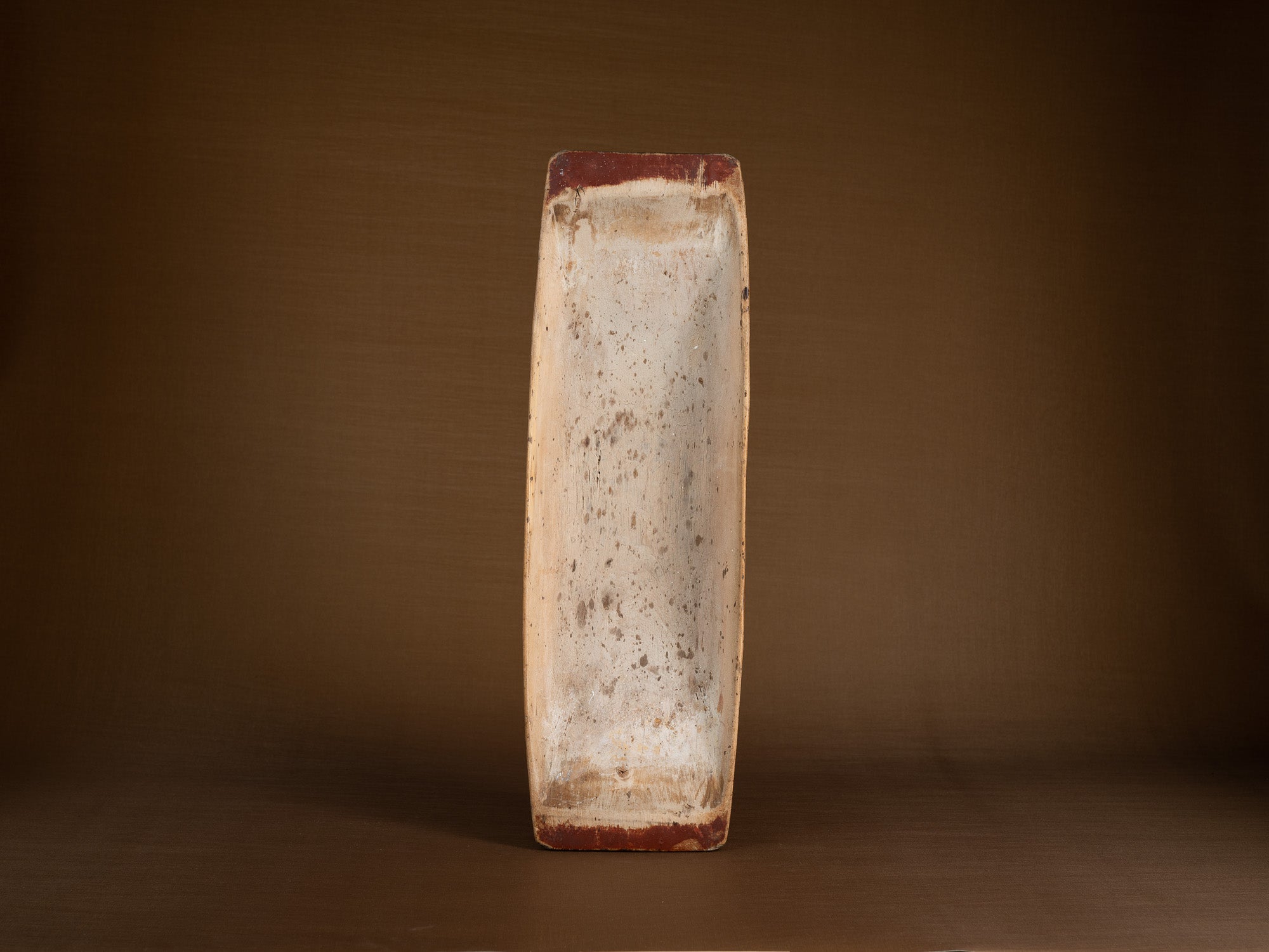 Grande coupe paysanne / pétrin monoxyle en bouleau peint, Suède (1850)..Large peasant art birch bread bowl, Sweden (1850)