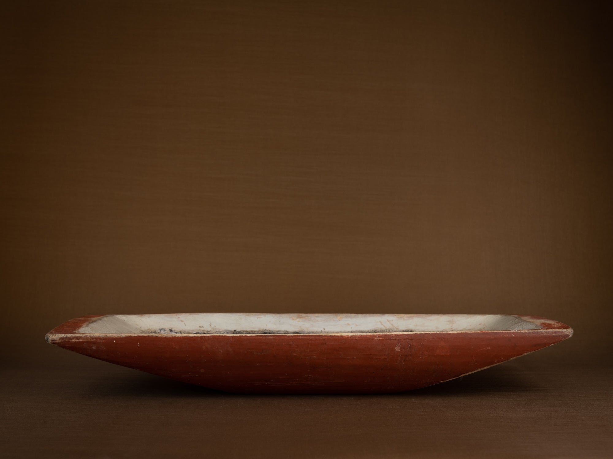 Grande coupe paysanne / pétrin monoxyle en bouleau peint, Suède (mitan du XIXe siècle)..Large peasant art birch bread bowl, Sweden (mid-19th century)