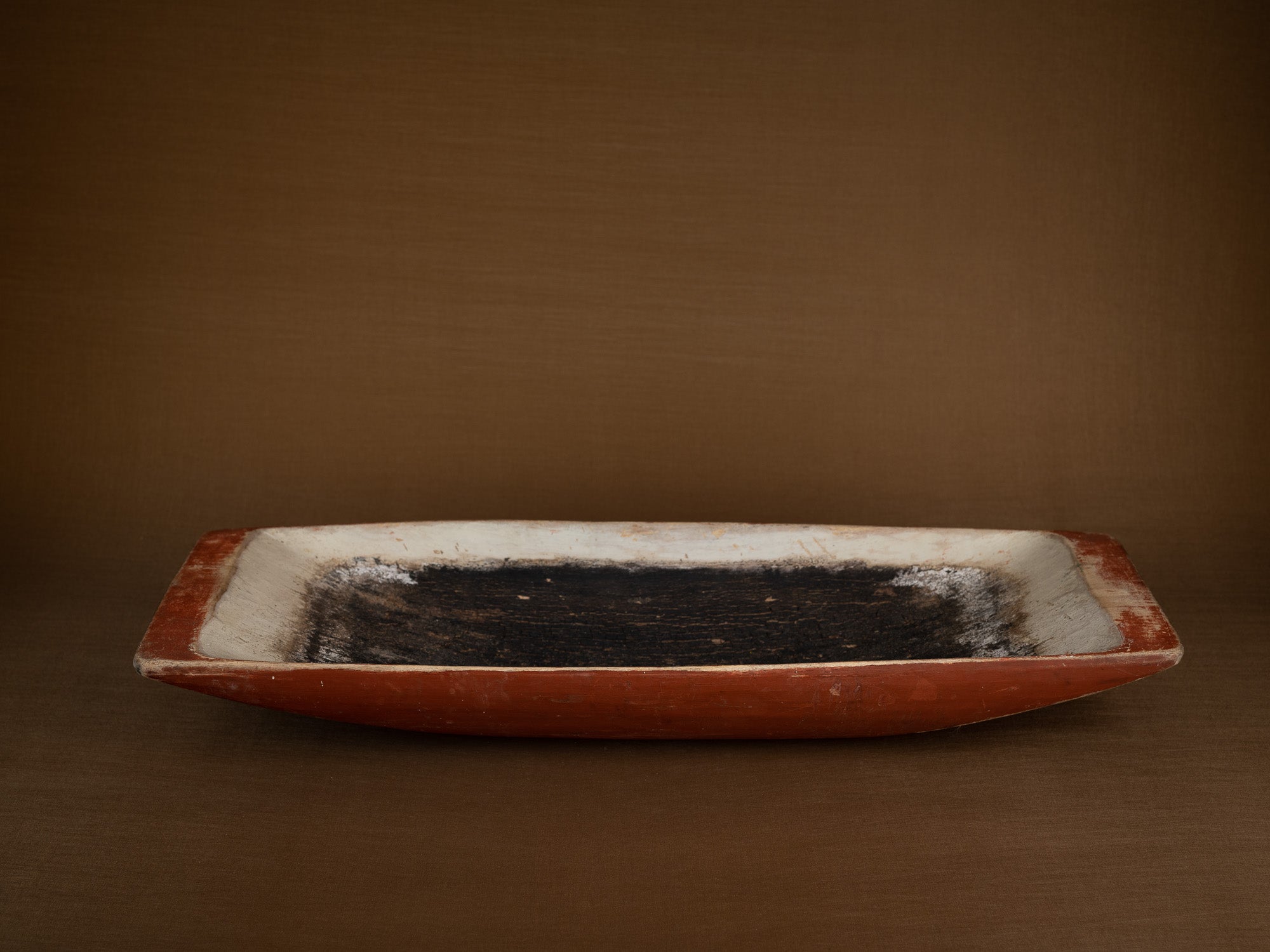 Grande coupe paysanne / pétrin monoxyle en bouleau peint, Suède (mitan du XIXe siècle)..Large peasant art birch bread bowl, Sweden (mid-19th century)