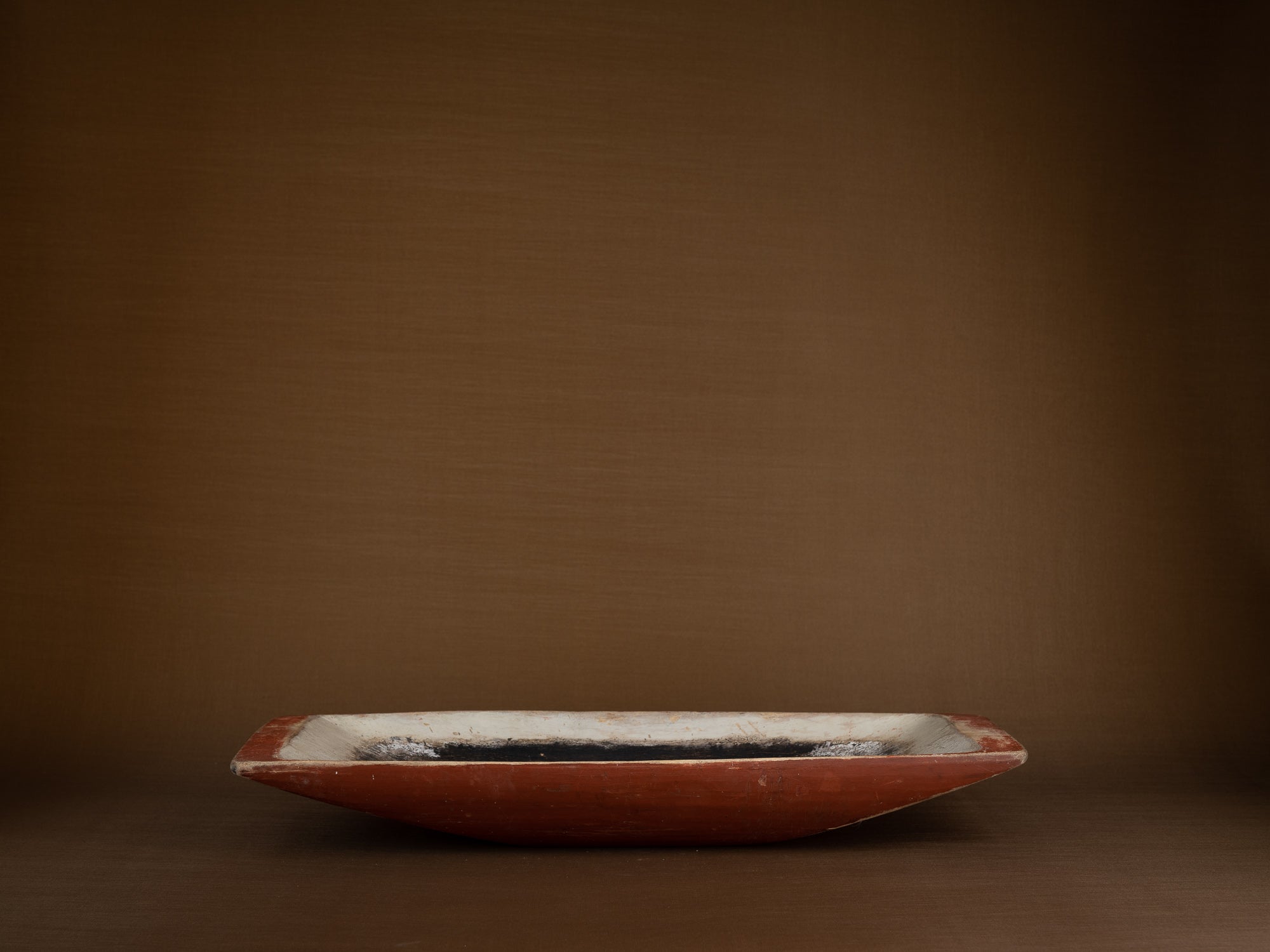Grande coupe paysanne / pétrin monoxyle en bouleau peint, Suède (mitan du XIXe siècle)..Large peasant art birch bread bowl, Sweden (mid-19th century)