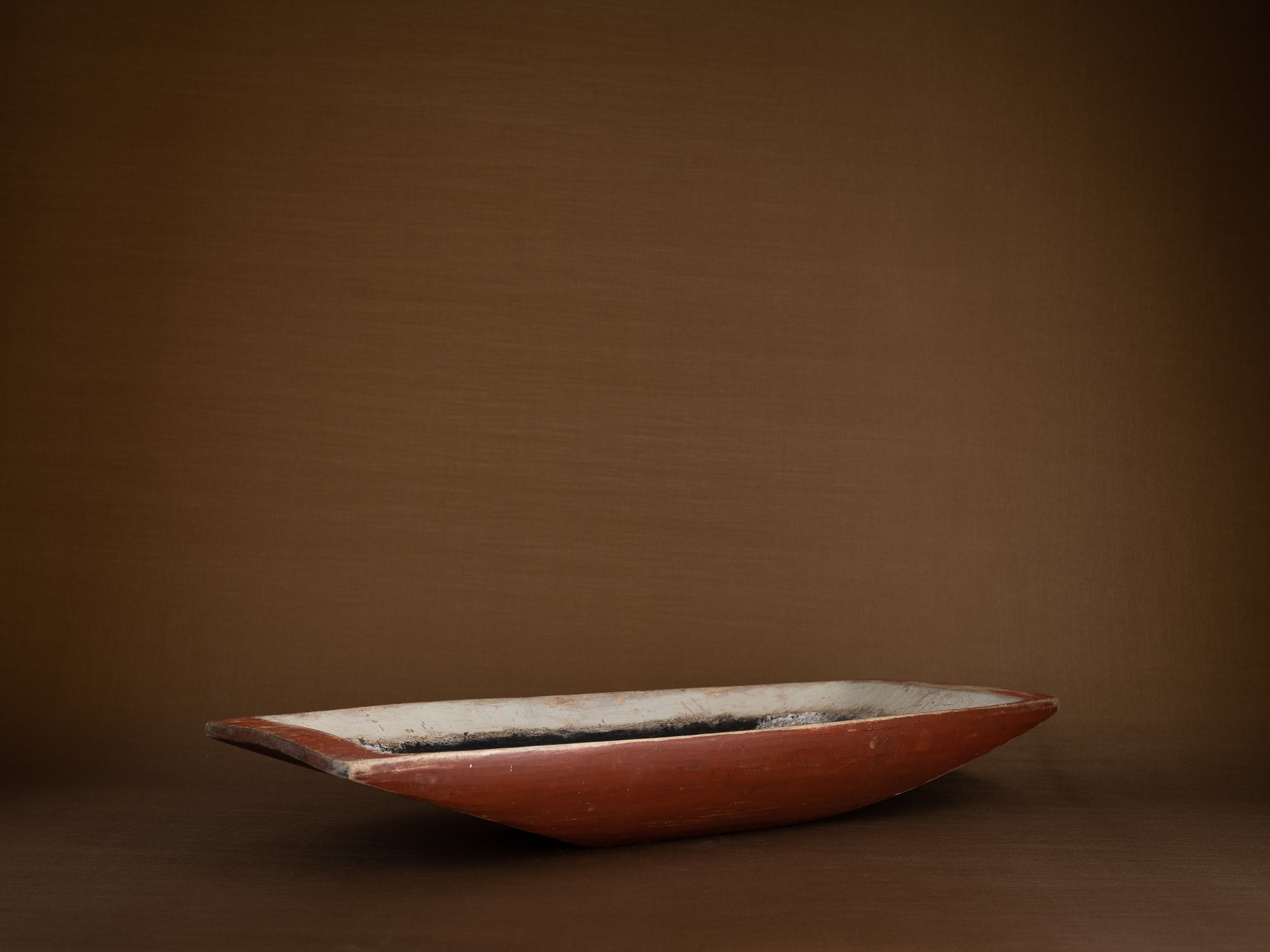 Grande coupe paysanne / pétrin monoxyle en bouleau peint, Suède (mitan du XIXe siècle)..Large peasant art birch bread bowl, Sweden (mid-19th century)