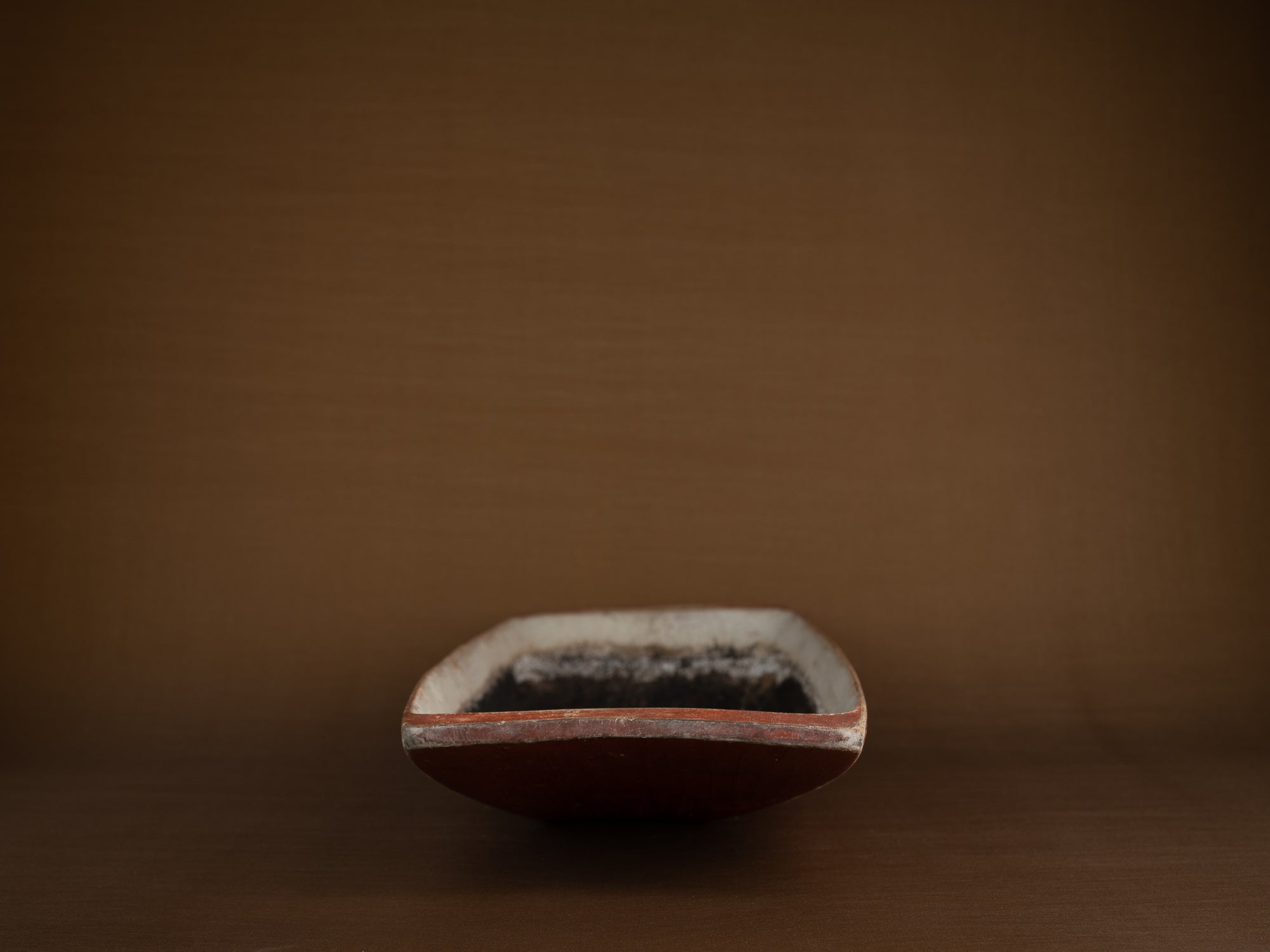 Grande coupe paysanne / pétrin monoxyle en bouleau peint, Suède (mitan du XIXe siècle)..Large peasant art birch bread bowl, Sweden (mid-19th century)