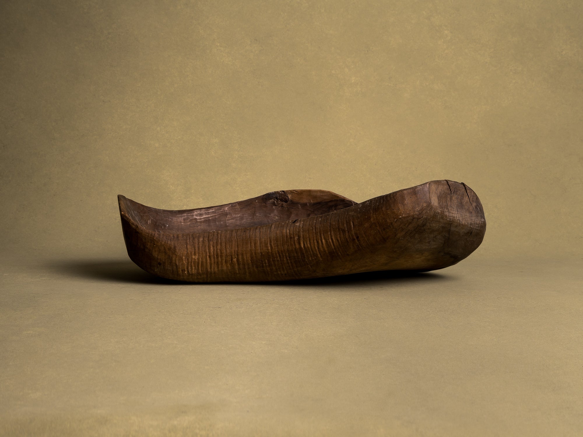 Coupe monoxyle normande en noyer, art paysan, France (XIXe siècle)..Free form carved Norman walnut wooden bowl, Peasant art, France (19th century)