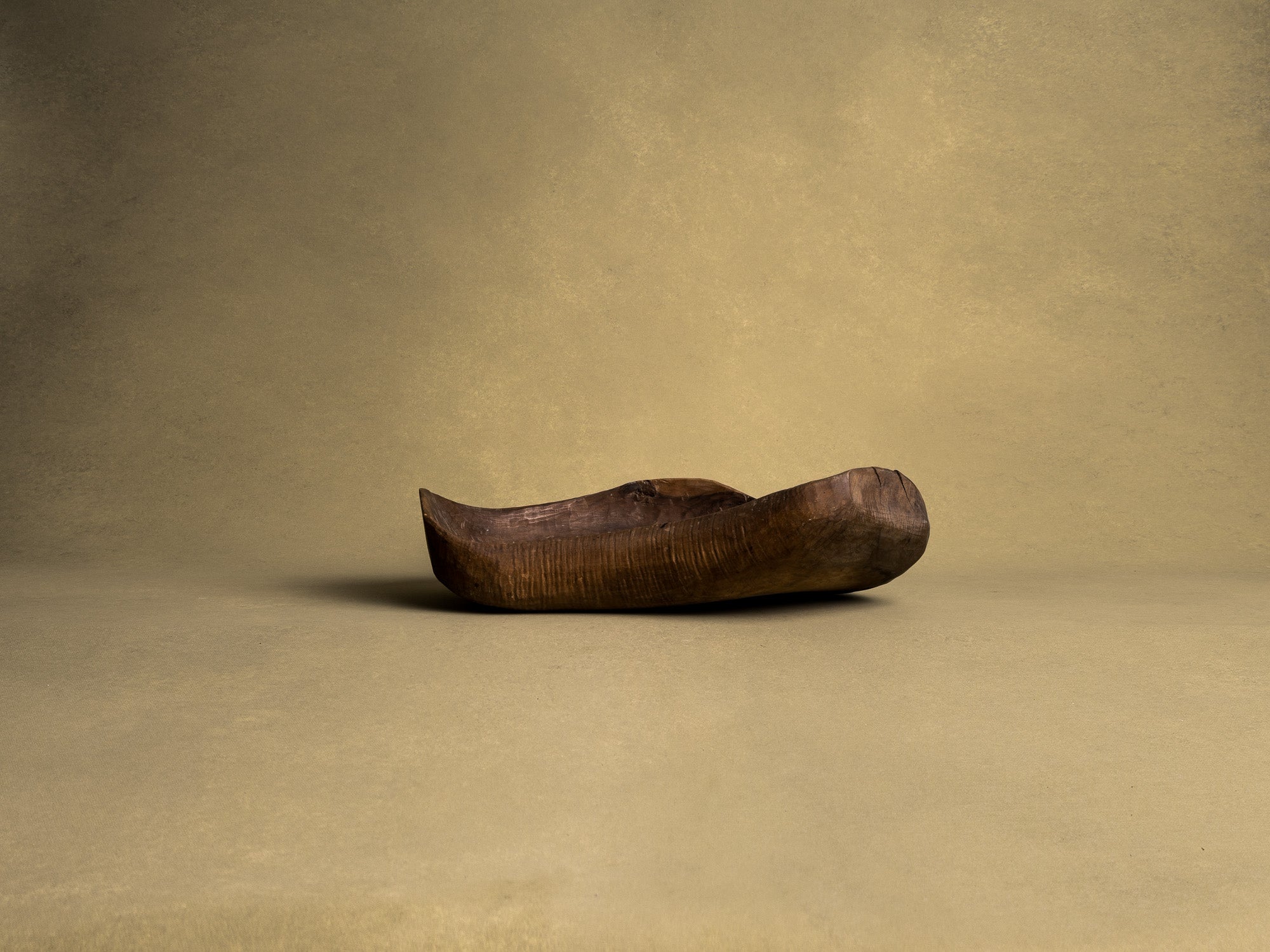 Coupe monoxyle normande en noyer, art paysan, France (XIXe siècle)..Free form carved Norman walnut wooden bowl, Peasant art, France (19th century)