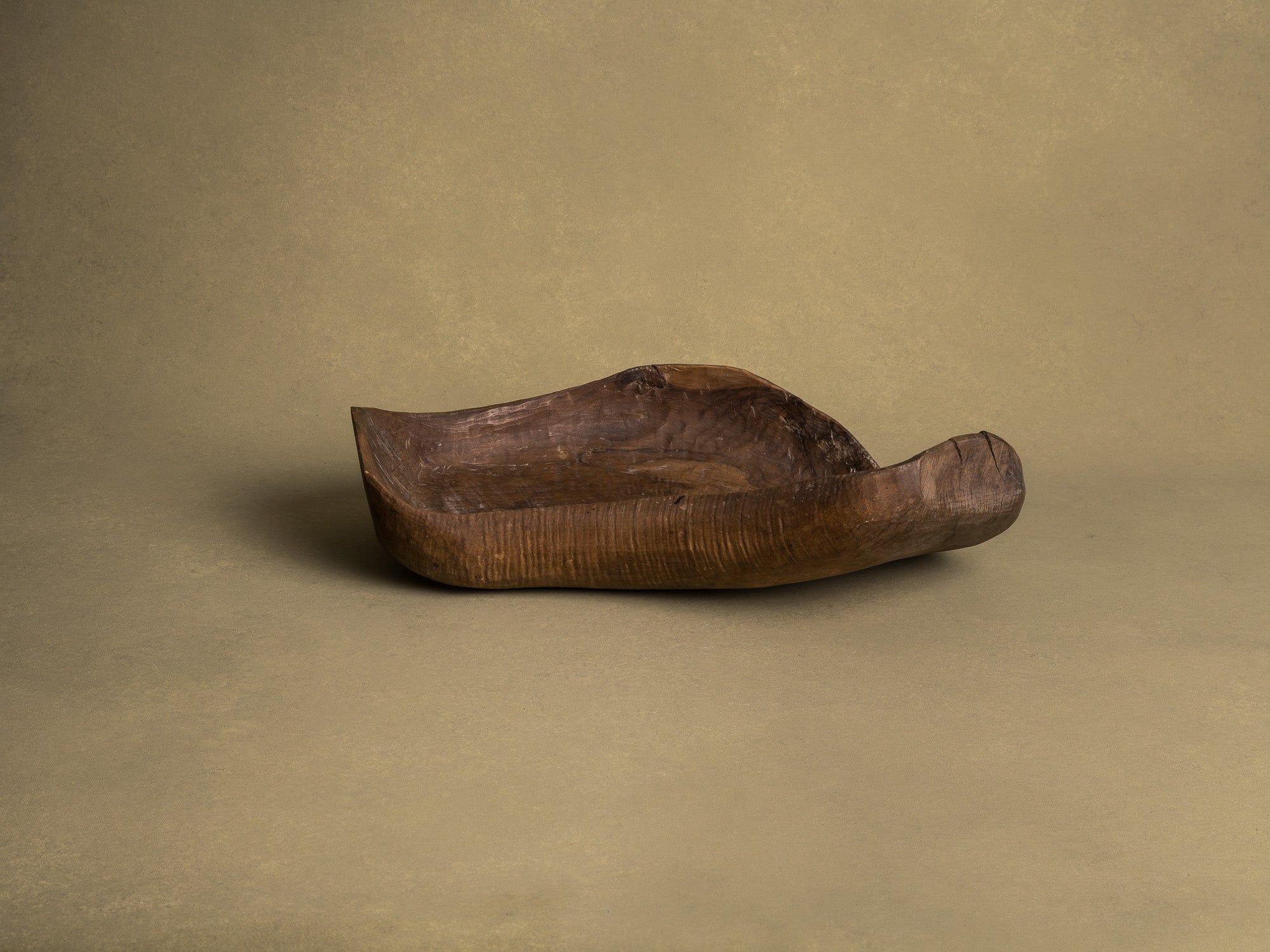 Coupe monoxyle normande en noyer, art paysan, France (XIXe siècle)..Free form carved Norman walnut wooden bowl, Peasant art, France (19th century)