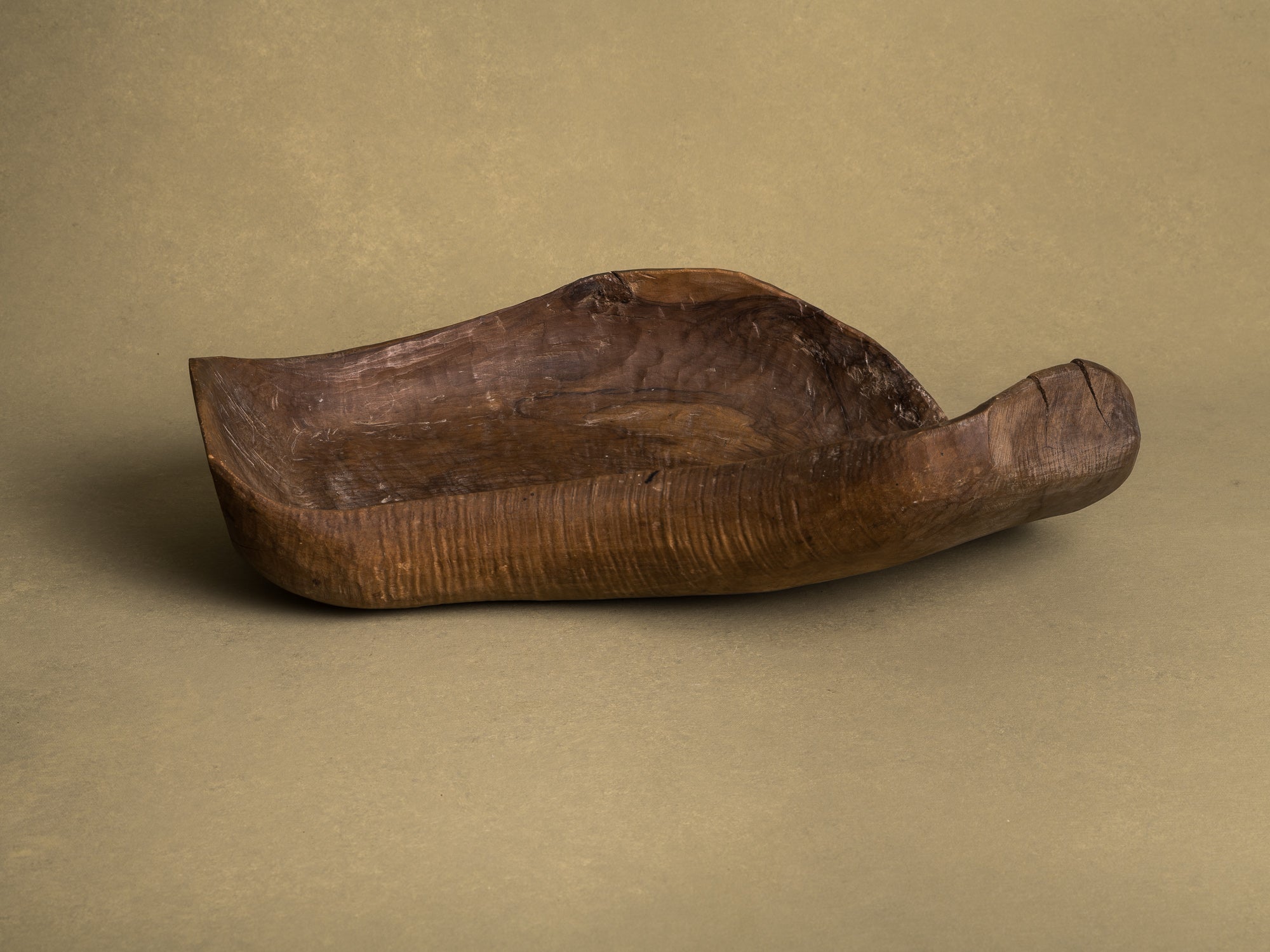 Coupe monoxyle normande en noyer, art paysan, France (XIXe siècle)..Free form carved Norman walnut wooden bowl, Peasant art, France (19th century)