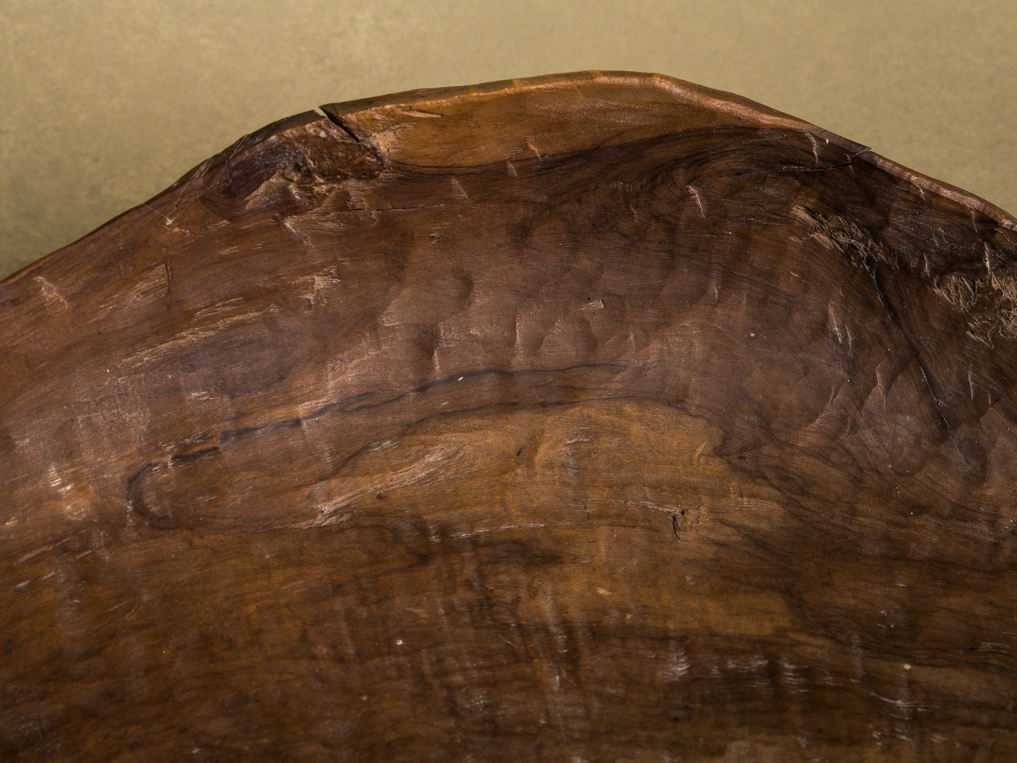 Coupe monoxyle normande en noyer, art paysan, France (XIXe siècle)..Free form carved Norman walnut wooden bowl, Peasant art, France (19th century)