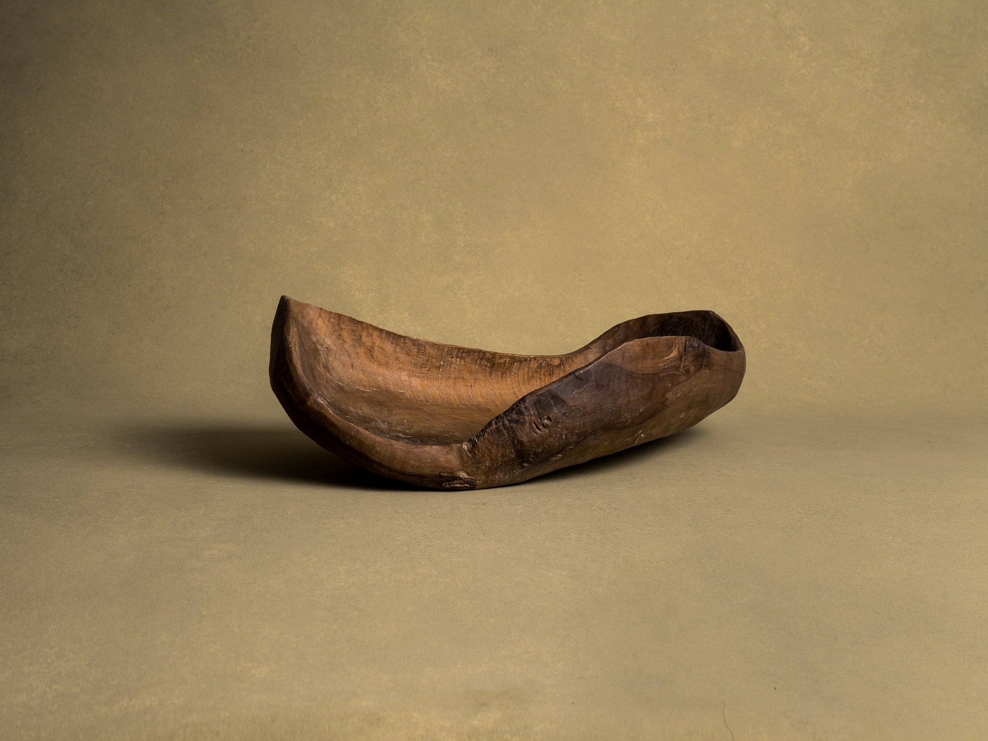 Coupe monoxyle normande en noyer, art paysan, France (XIXe siècle)..Free form carved Norman walnut wooden bowl, Peasant art, France (19th century)